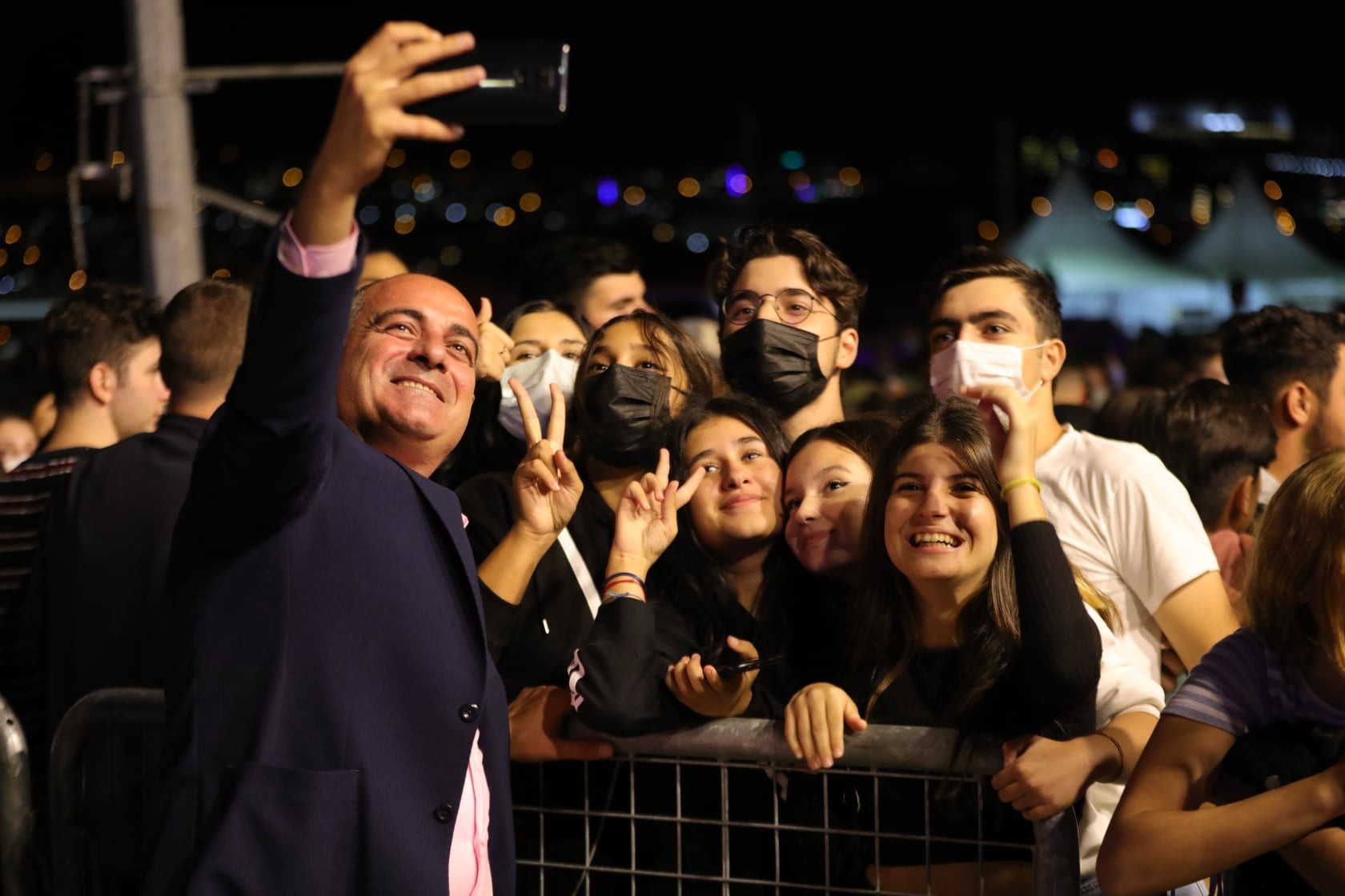 Ünlü rapçi Ceza, Gemlik’te fırtına gibi esti