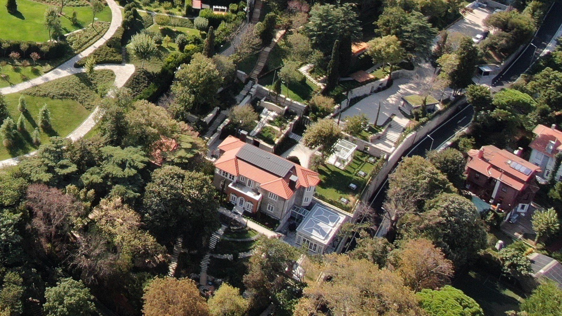 İBB Başkanı İmamoğlu, şehitlik arazisi üzerine yapılan saray gibi lojmana yerleşti