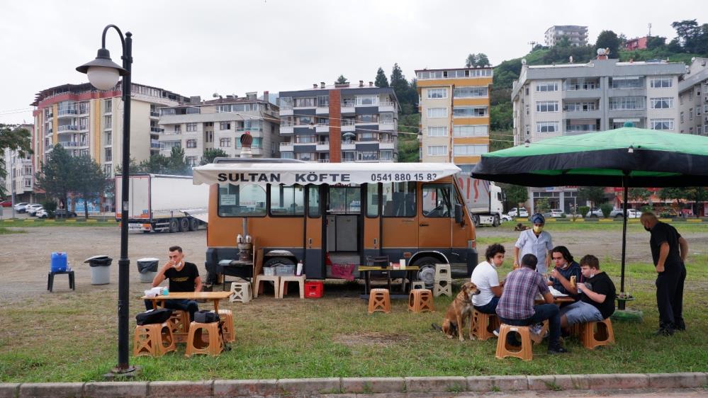 Fedakar anne hasta oğlunun tedavi masrafları için minibüste köfte satıyor