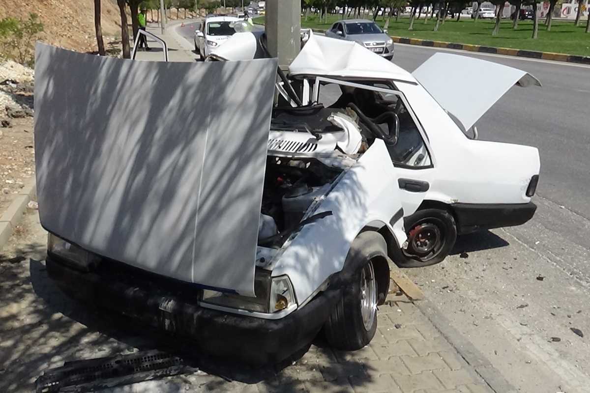 Direğe çarpan araç kağıt gibi ikiye katlandı