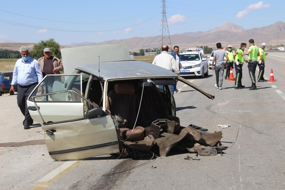 Erzurum’da feci kaza, araç ikiye bölündü:5 yaralı