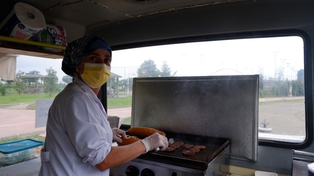 Fedakar anne hasta oğlunun tedavi masrafları için minibüste köfte satıyor