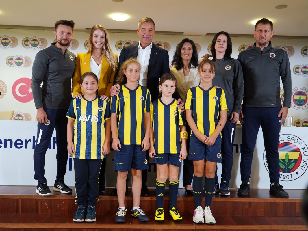 Fenerbahçe Kadın Futbol Takımı’nın imza tören gerçekleştirildi