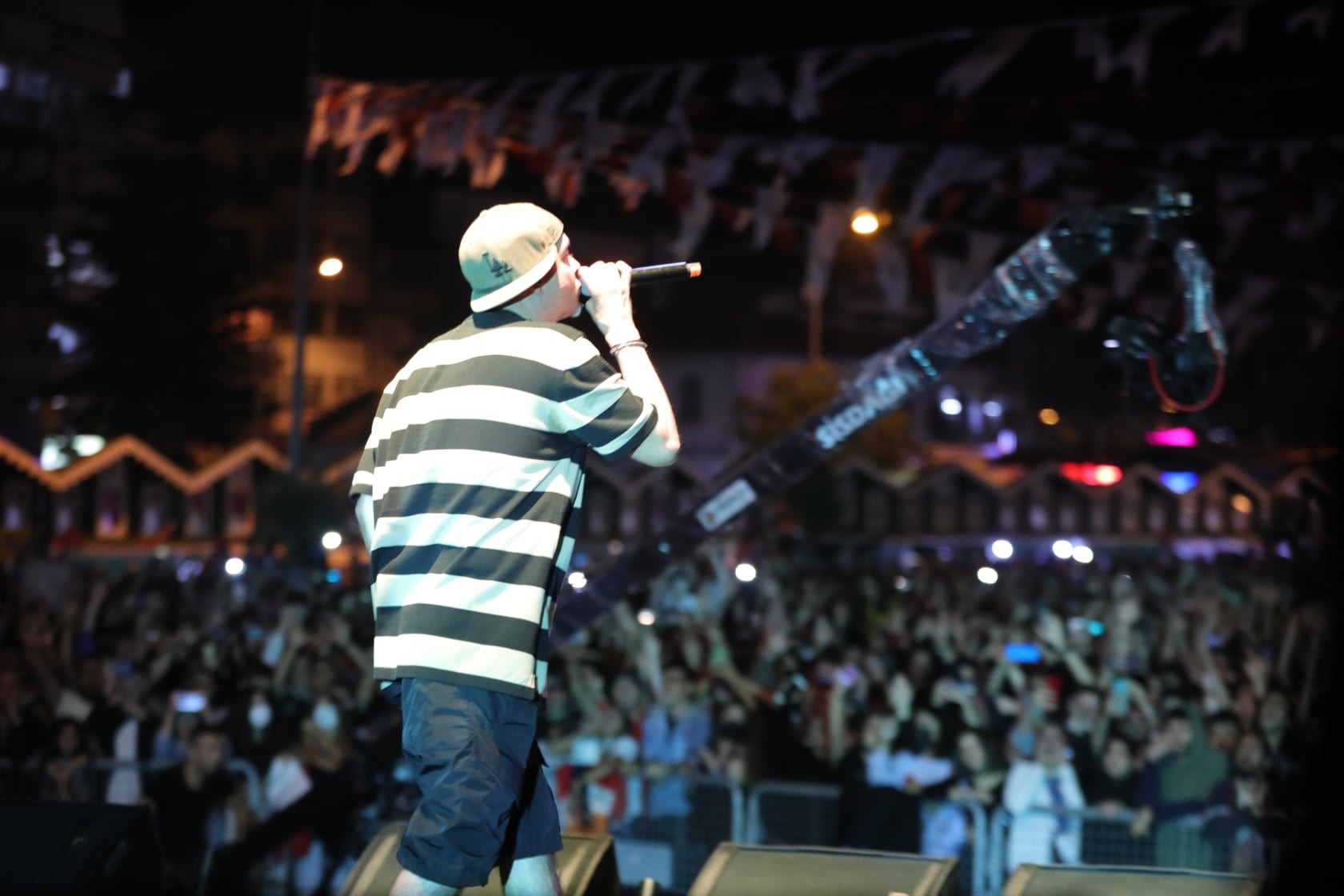 Ünlü rapçi Ceza, Gemlik’te fırtına gibi esti