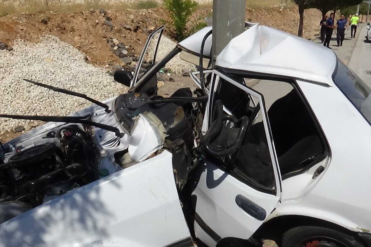 Direğe çarpan araç kağıt gibi ikiye katlandı