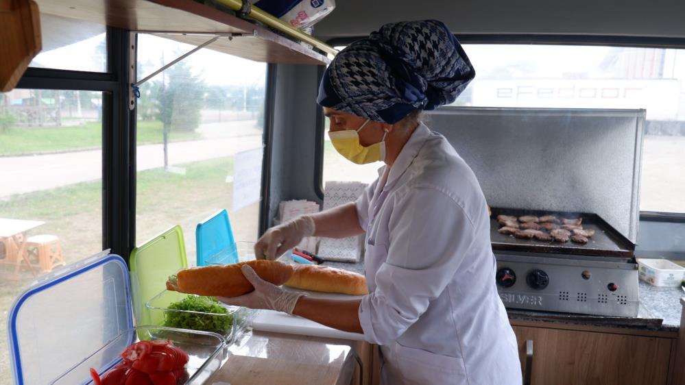 Fedakar anne hasta oğlunun tedavi masrafları için minibüste köfte satıyor