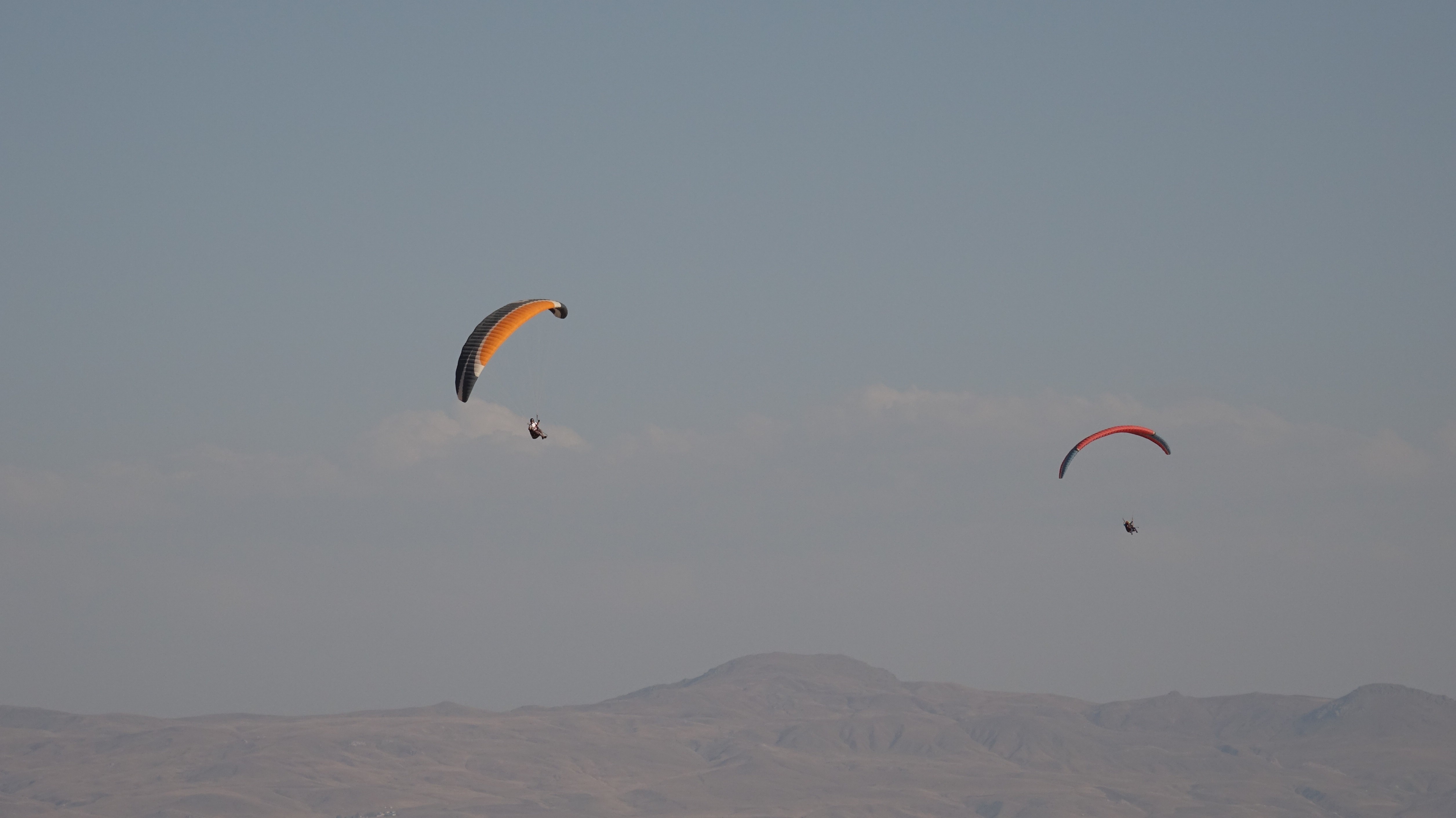 Erciş’te Van Gölü ve Süphan Dağı manzarası yamaç paraşütçülerinin ilgi odağı oldu