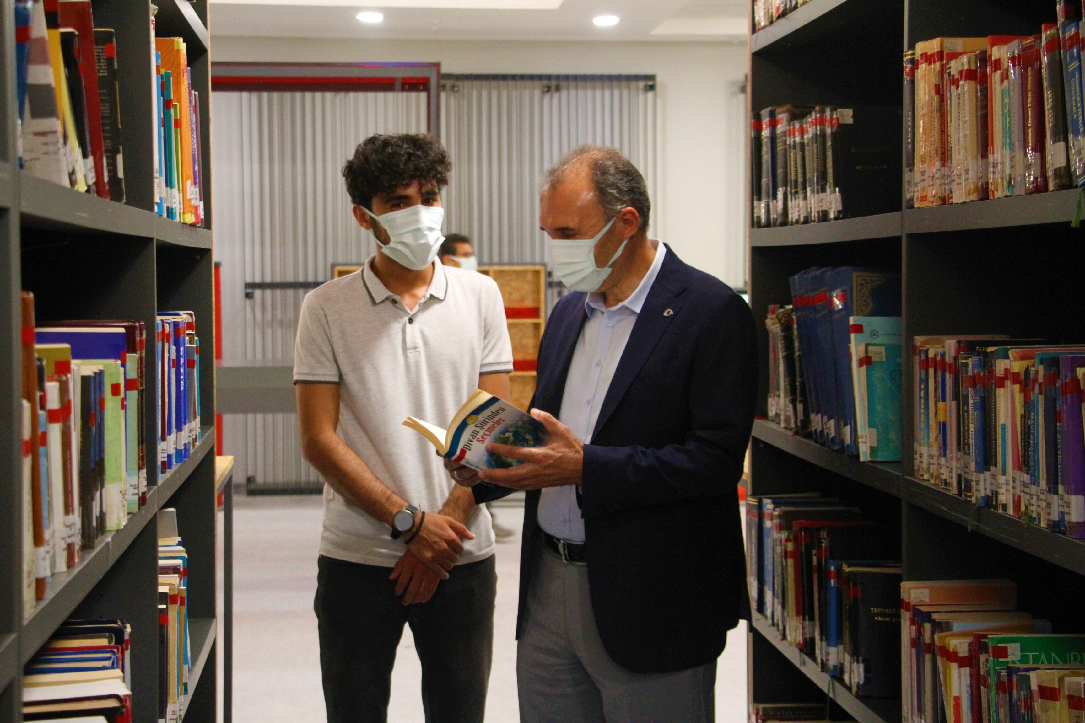 İnşaatında çalıştığı kütüphanede şimdi tıp fakültesi öğrencisi olarak çalışıyor