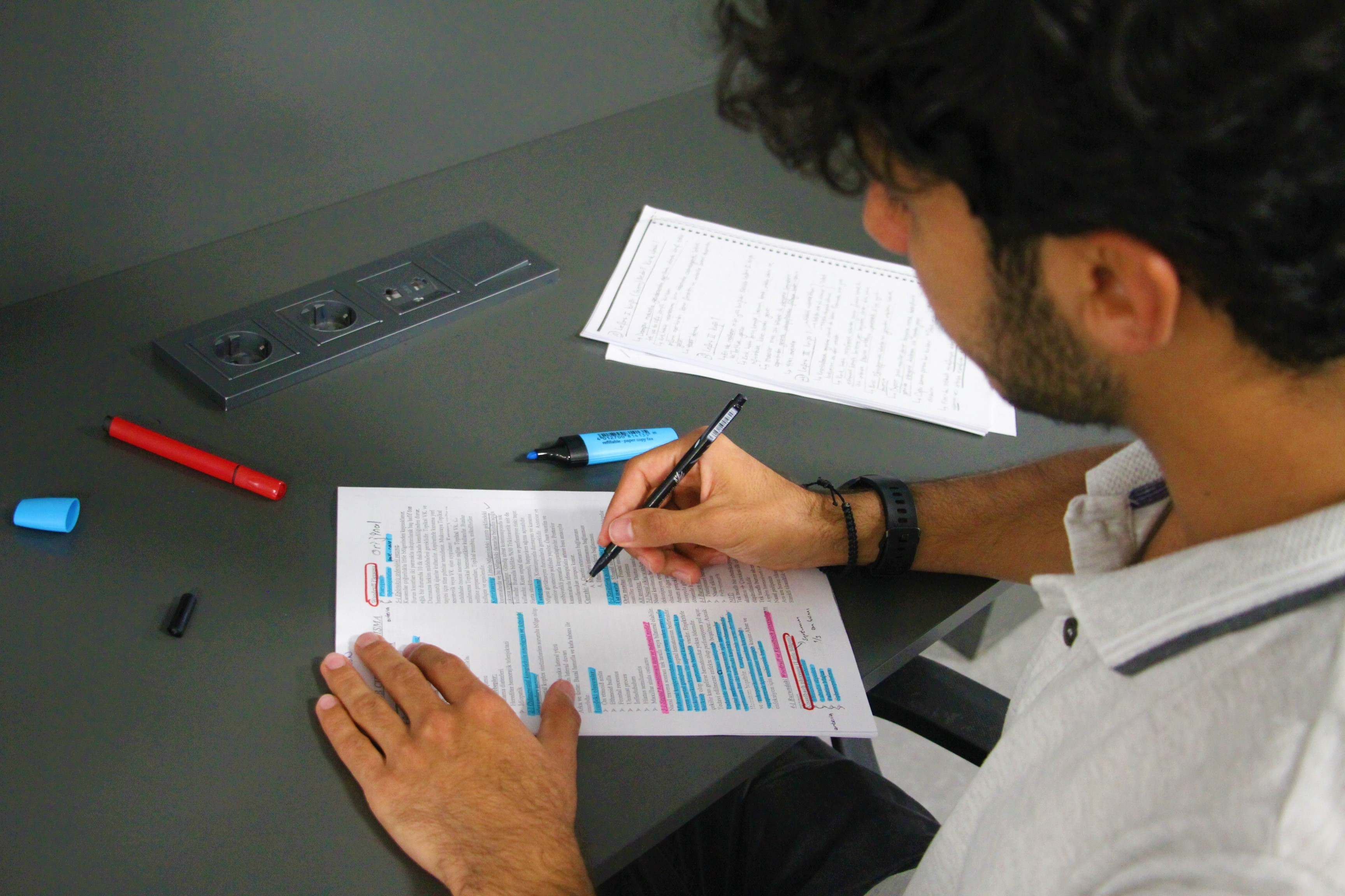 İnşaatında çalıştığı kütüphanede şimdi tıp fakültesi öğrencisi olarak çalışıyor