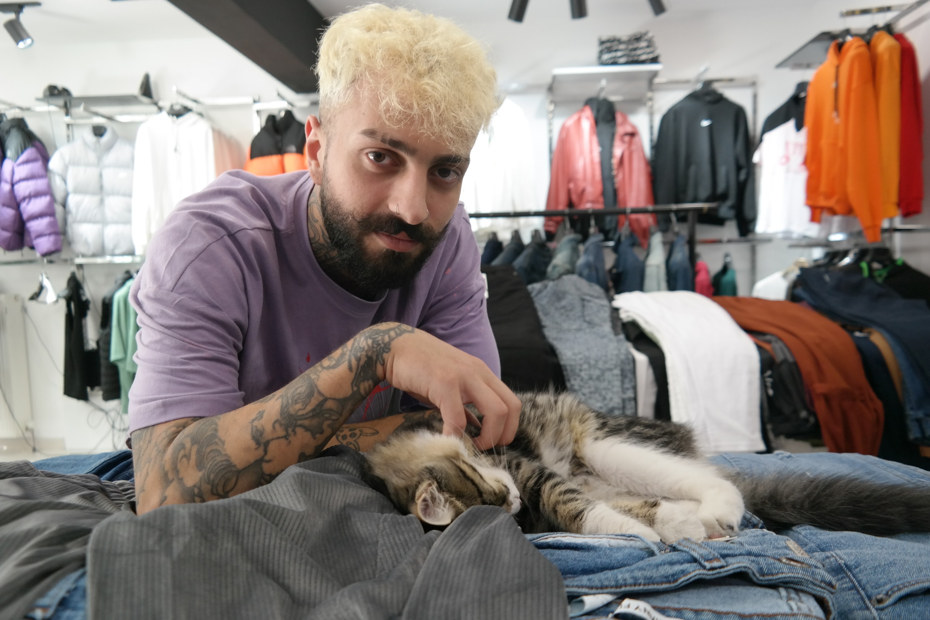 Kimsenin istemediği tek gözü kör kedi bir mağazanın gözbebeği oldu