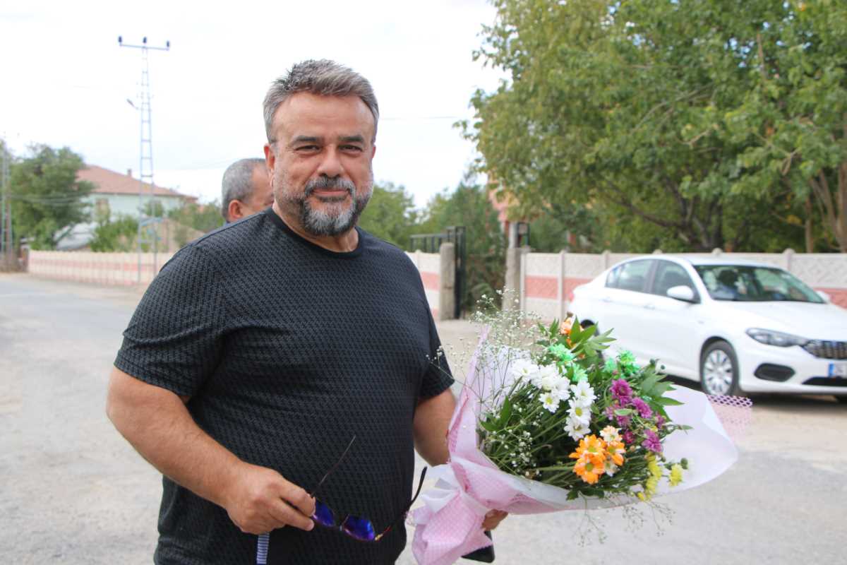 Bülent Serttaş, Elazığlı ailenin evinde misafir ettiği Japon turisti ziyaret etti