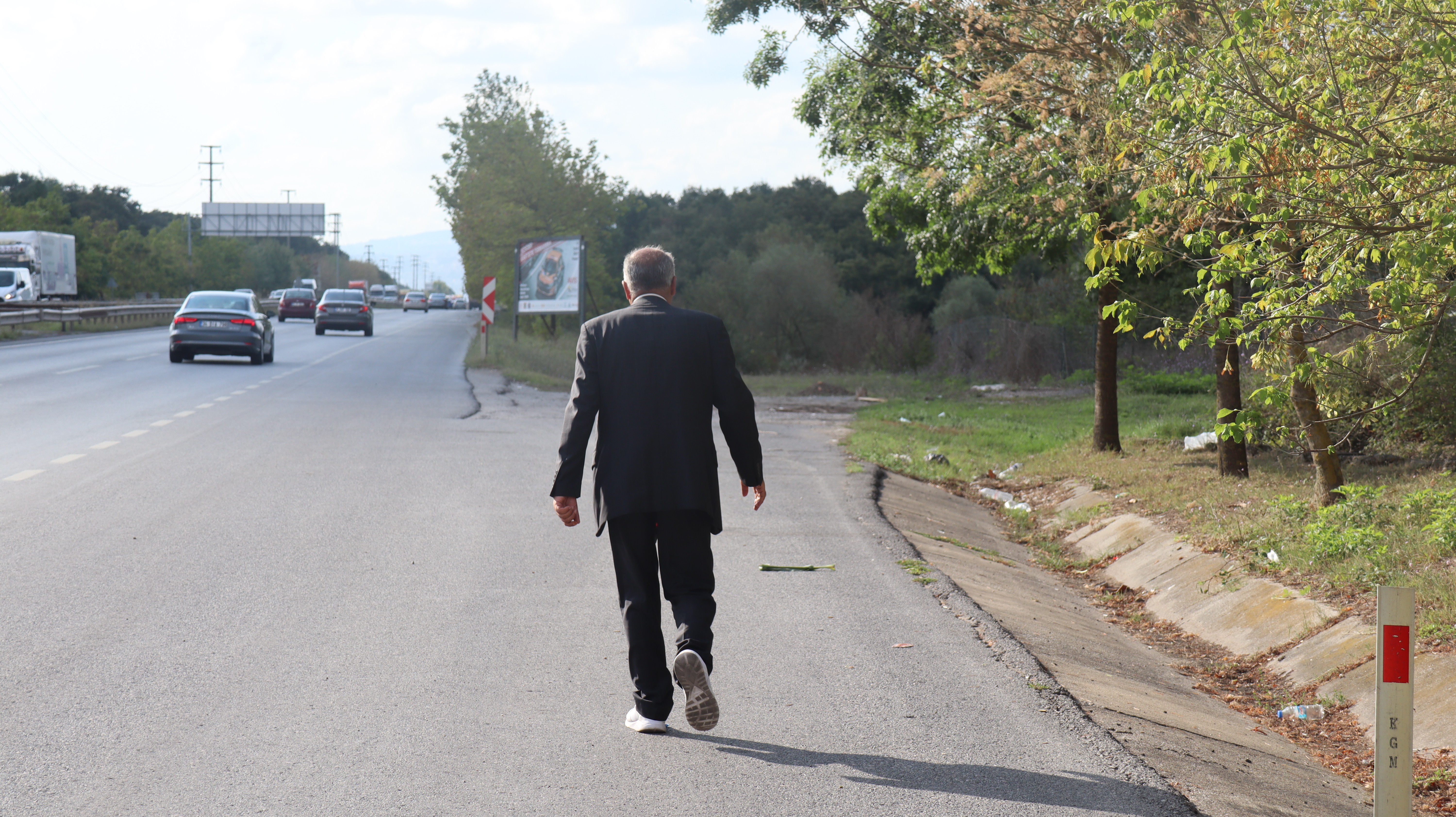 Aşı olmayıp PCR testi yaptırmayınca 450 km uzaklıktaki evine yürümek zorunda kaldı