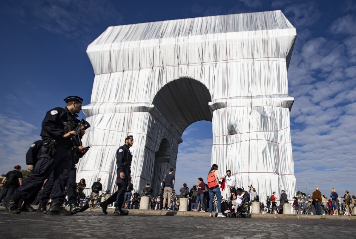 Kumaşla kaplanan Paris'in simgesi Zafer Takı ziyarete açıldı