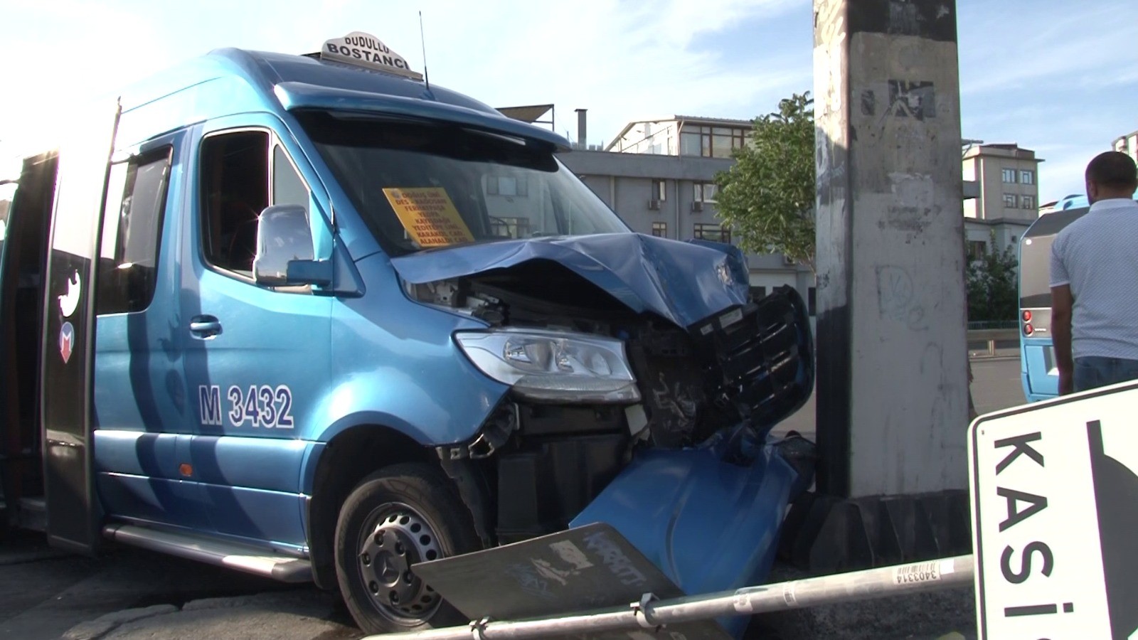 Ataşehir’de İETT otobüsü ve 2 minibüs birbirine girdi: 1 yaralı