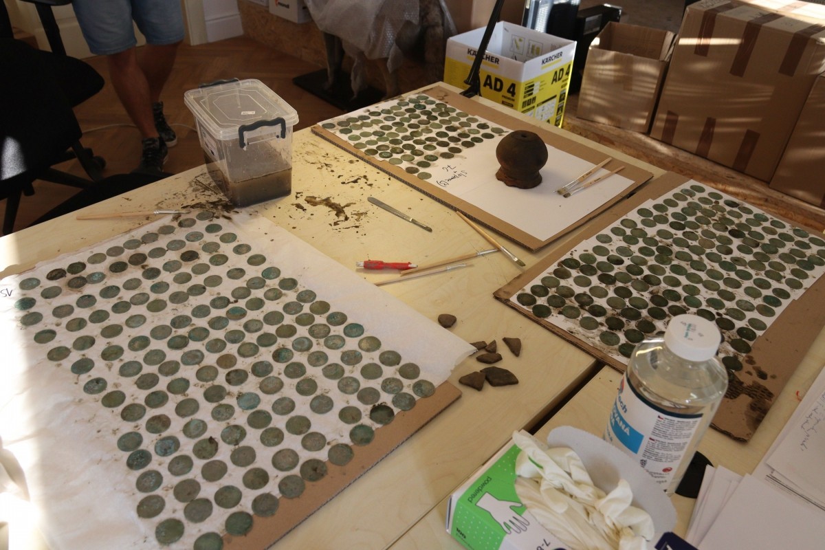 Çekya’da bir köpek 14. yüzyıldan kalma hazine buldu