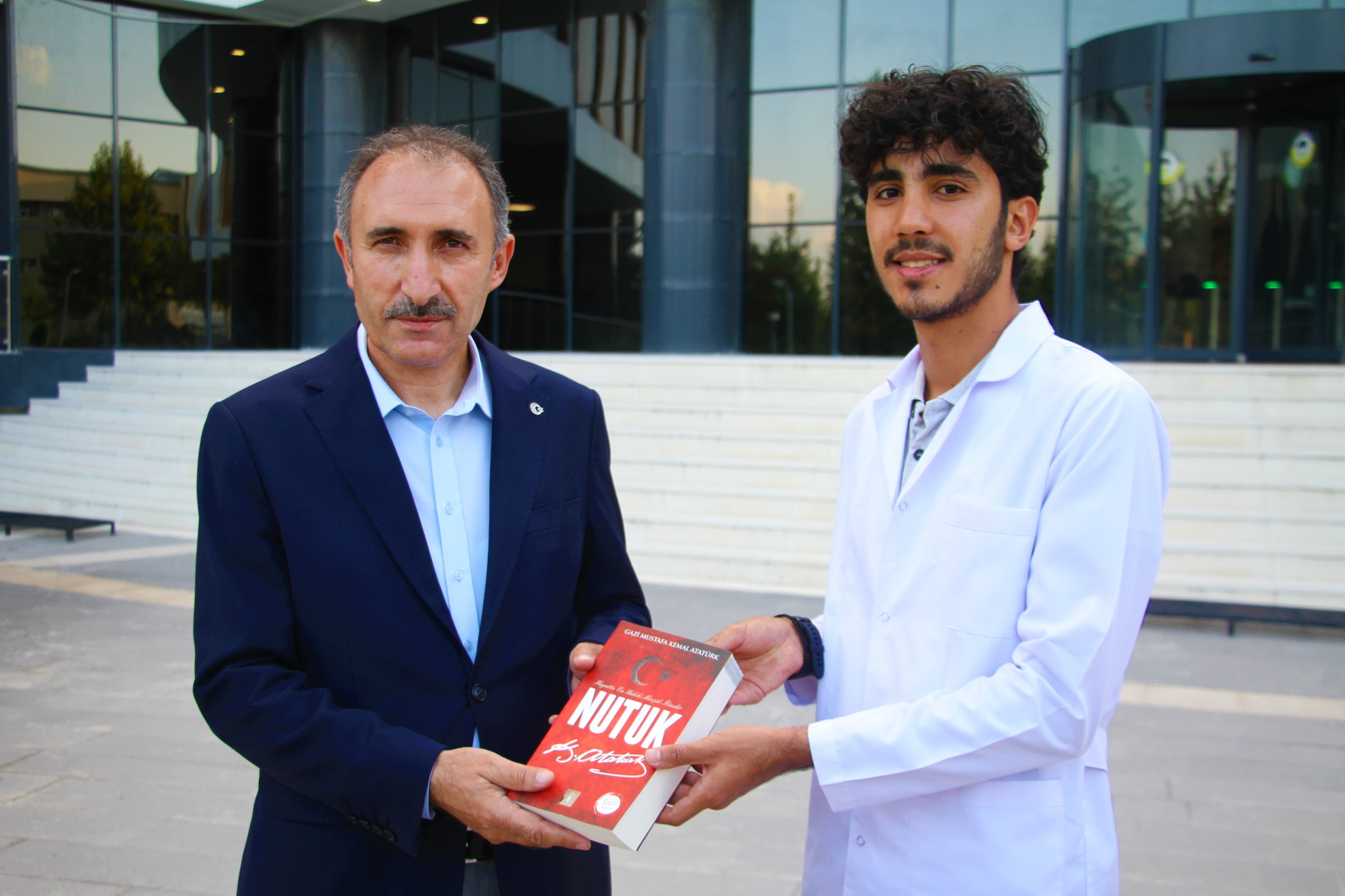 İnşaatında çalıştığı kütüphanede şimdi tıp fakültesi öğrencisi olarak çalışıyor