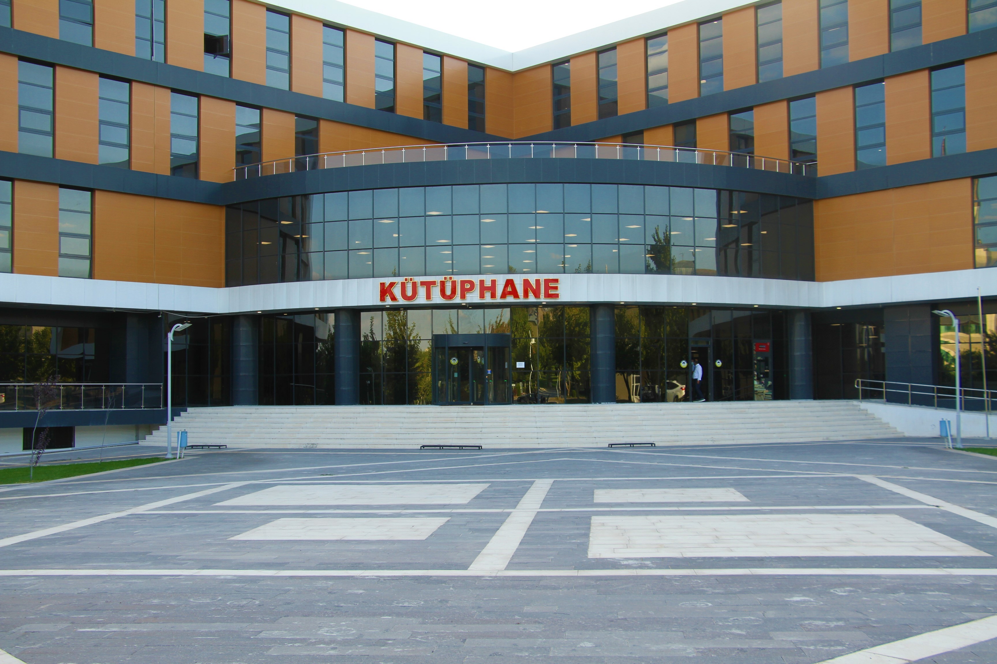 İnşaatında çalıştığı kütüphanede şimdi tıp fakültesi öğrencisi olarak çalışıyor