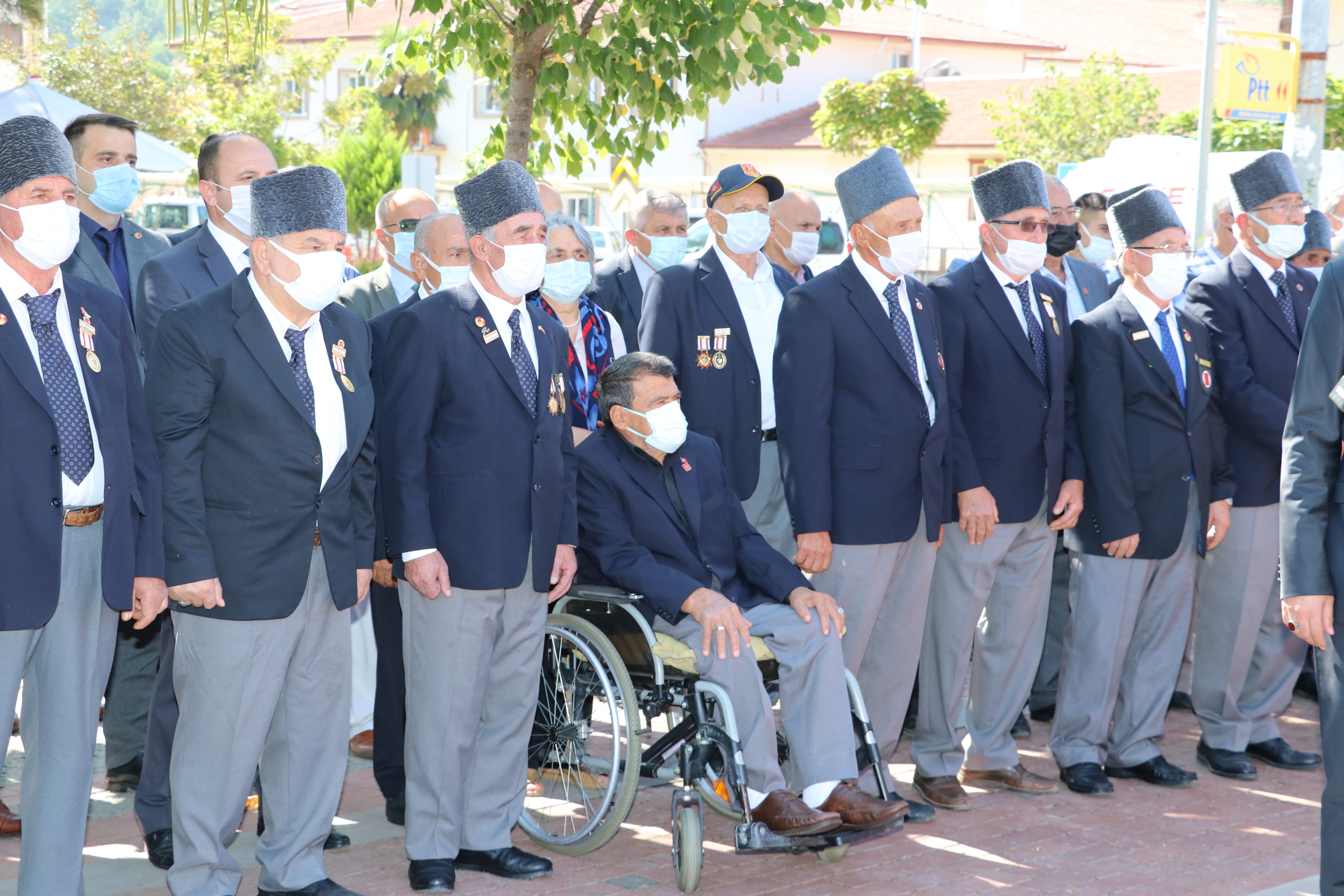 Gazi eşi, vefat eden eşinin kıyafetleriyle törende