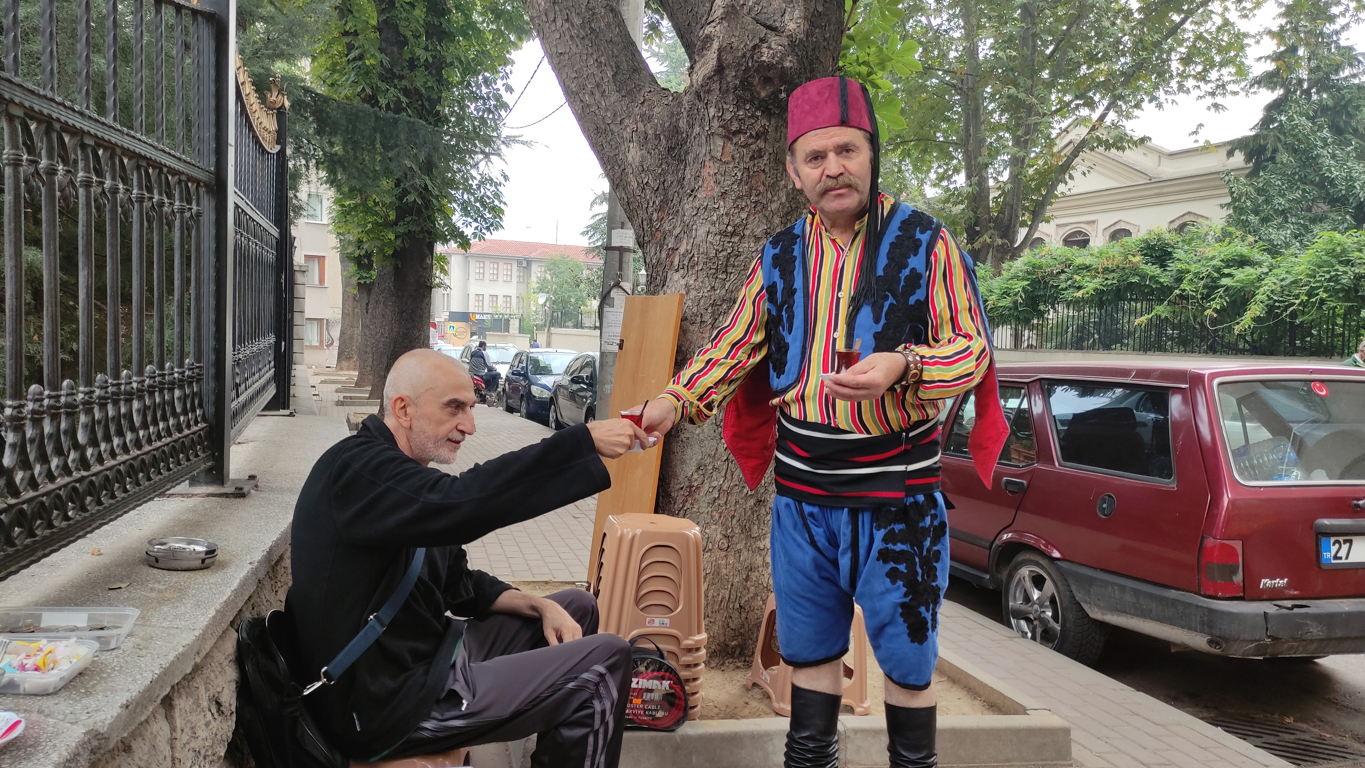Millî mücadele efelerinin torunu, dedeleri gibi giyinip çay servis ediyor