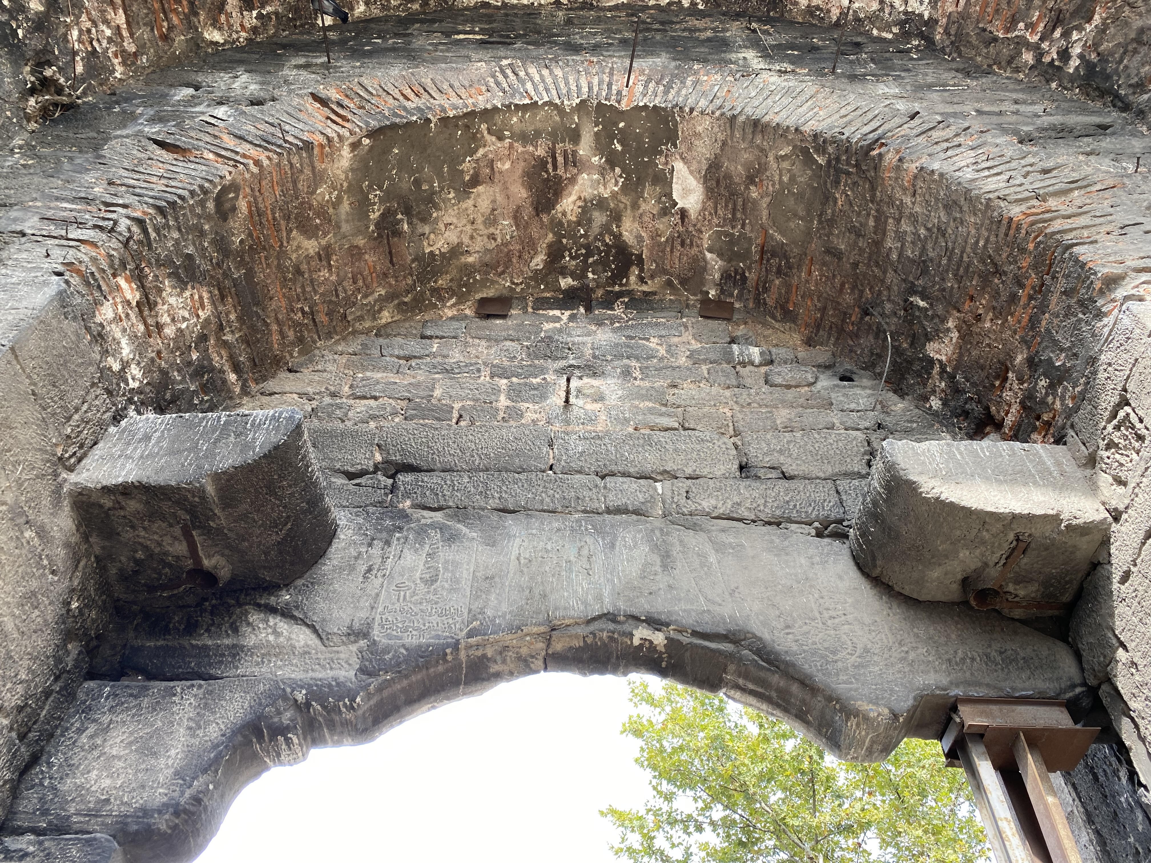 Fatih Sultan Mehmet’in ordusunun İstanbul’a girdiği kapı madde bağımlıları ve evsizlere mesken oldu