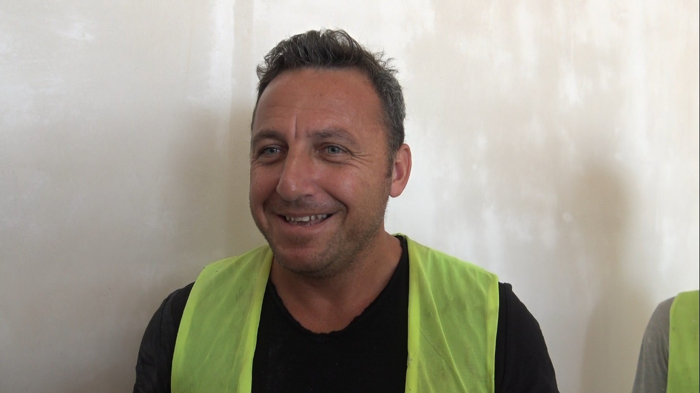 Öğrencilerine ayakkabı alabilmek için inşaatlarda amelelik yapıyor