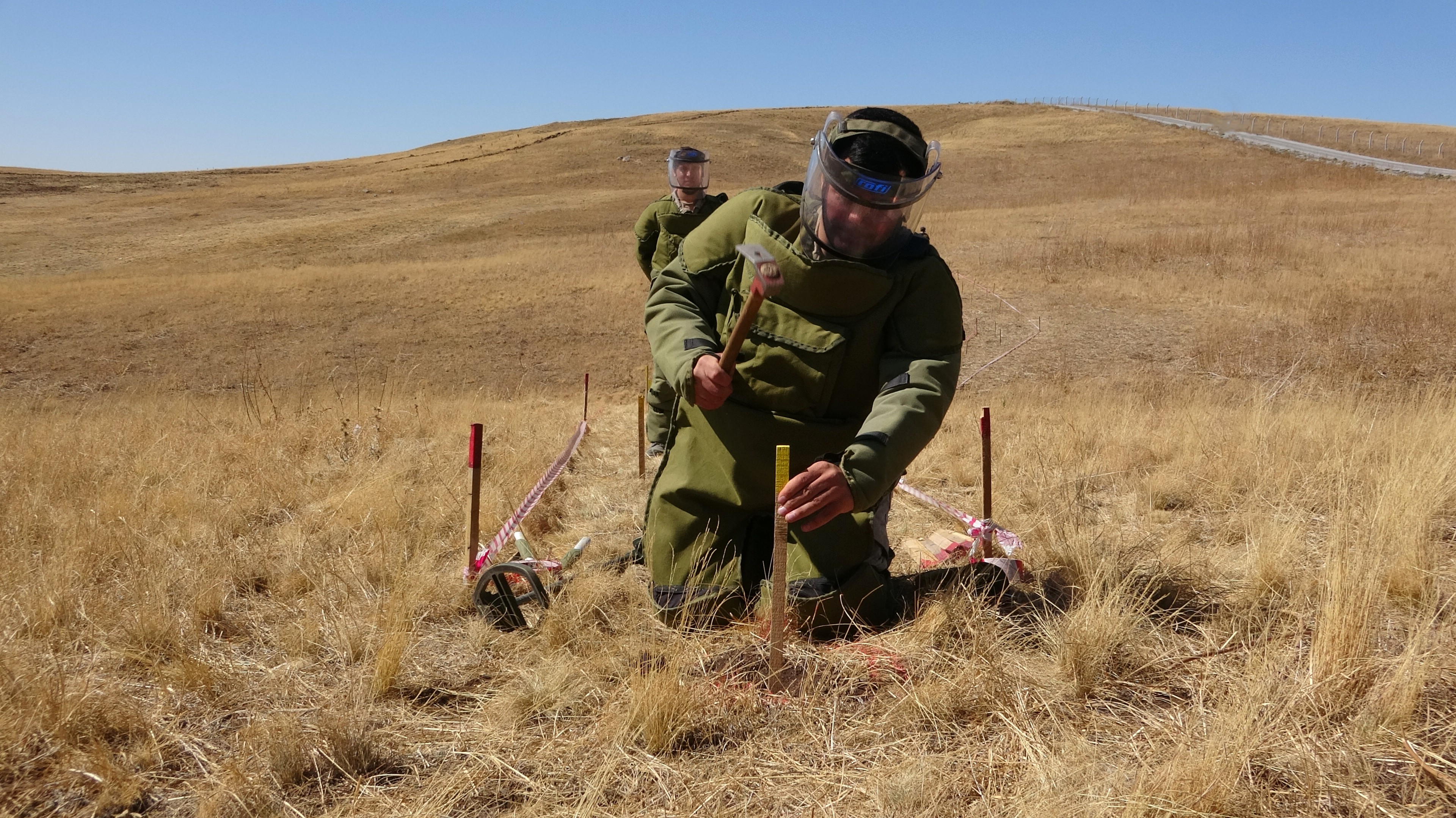 İran sınırında zorlu görev: Mayın temizleme