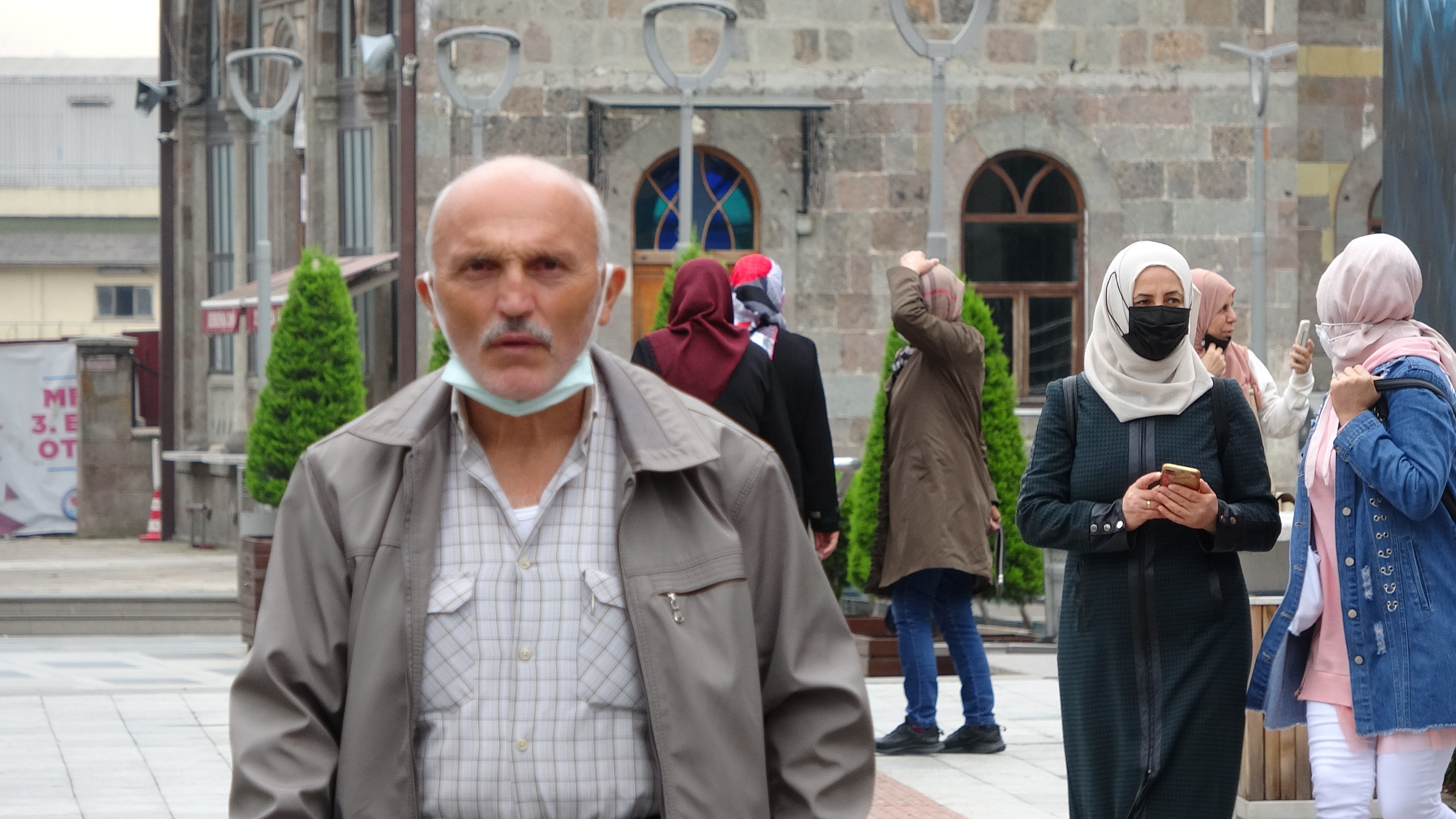En çok Covid vakasının görüldüğü Trabzon’da maskeler çene altında