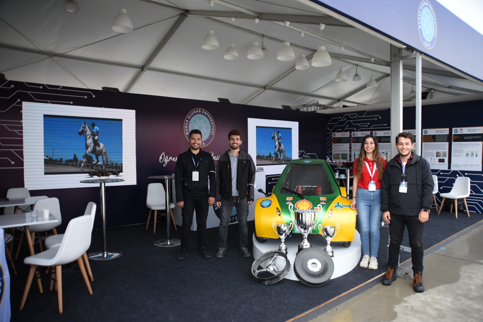 Üniversite öğrencilerinin ürettiği otomobiller TEKNOFEST'te sergileniyor