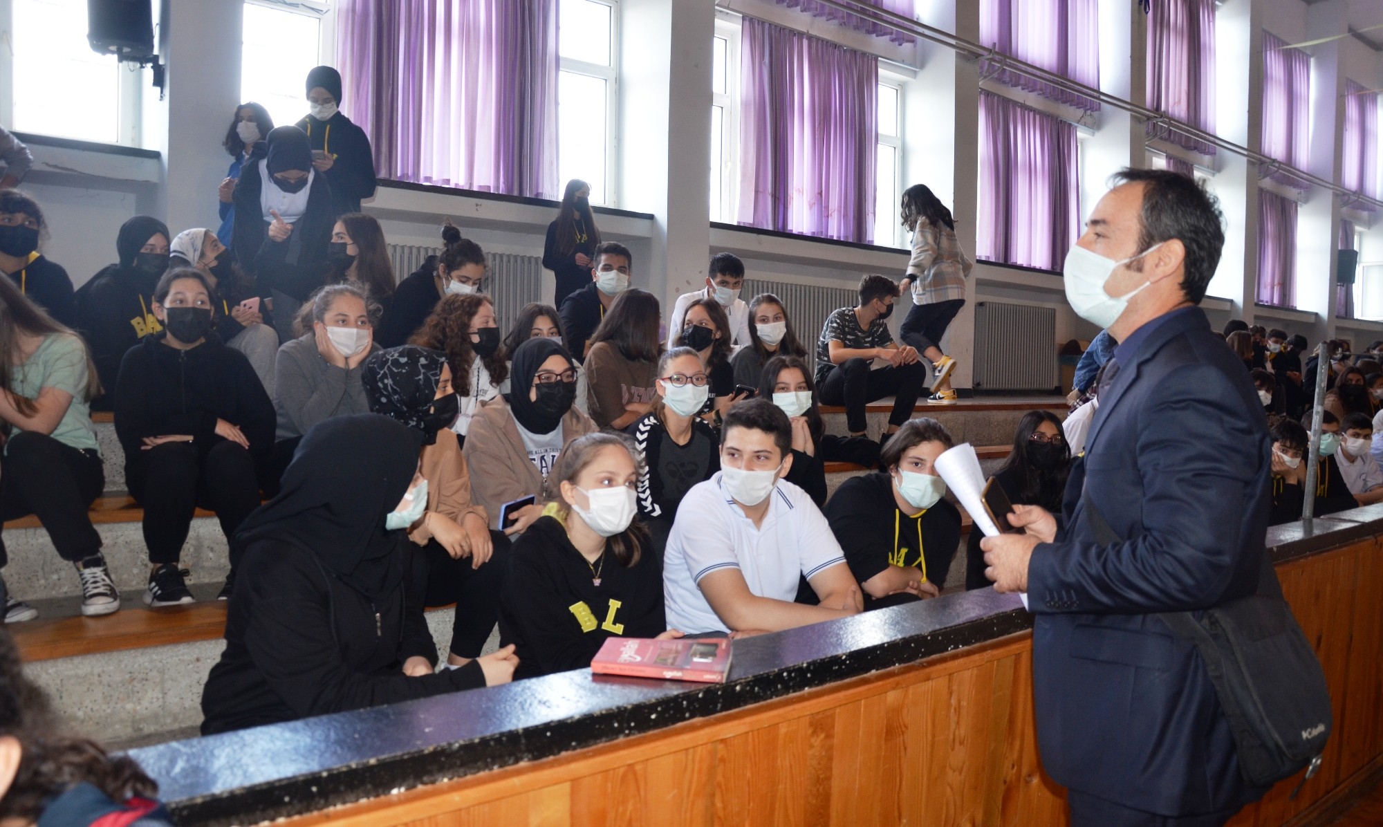 Liseliler okulda aşı oldu