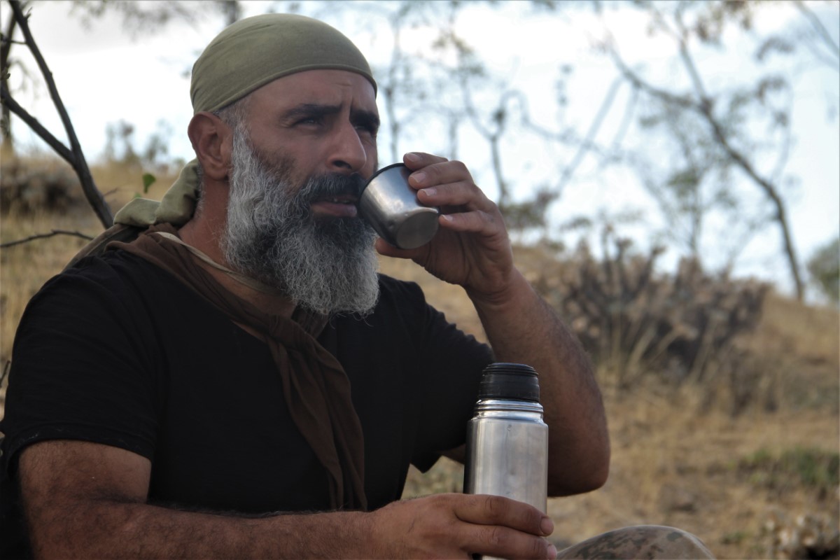 Şehrin gürültüsü, yoğunluğu ve stresinden bıktı, kendini dağlara bıraktı