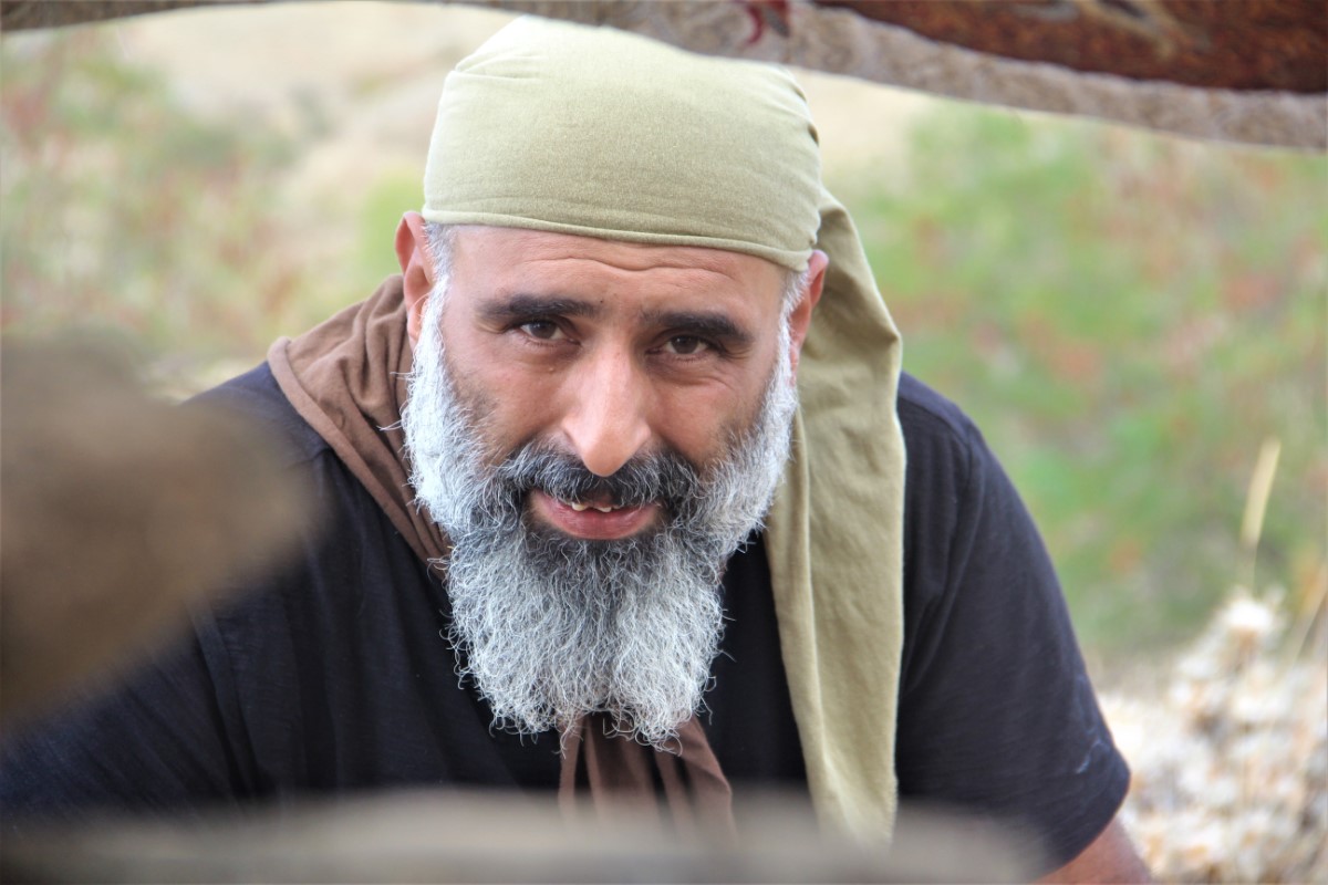 Şehrin gürültüsü, yoğunluğu ve stresinden bıktı, kendini dağlara bıraktı