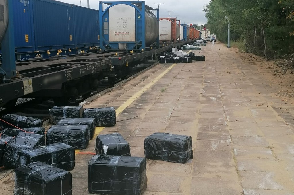 Polonya'da reçine taşıyan tanklara gizlenmiş 121 bin paket sigara ele geçirildi