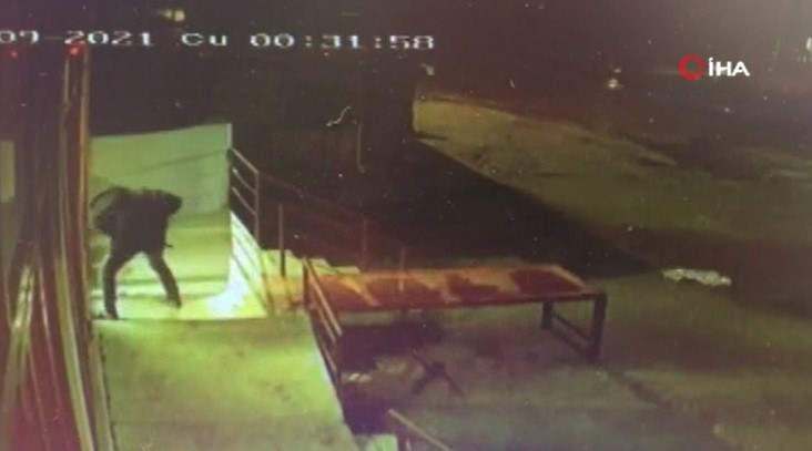 Taşla market camını kırıp hırsızlık yaptı