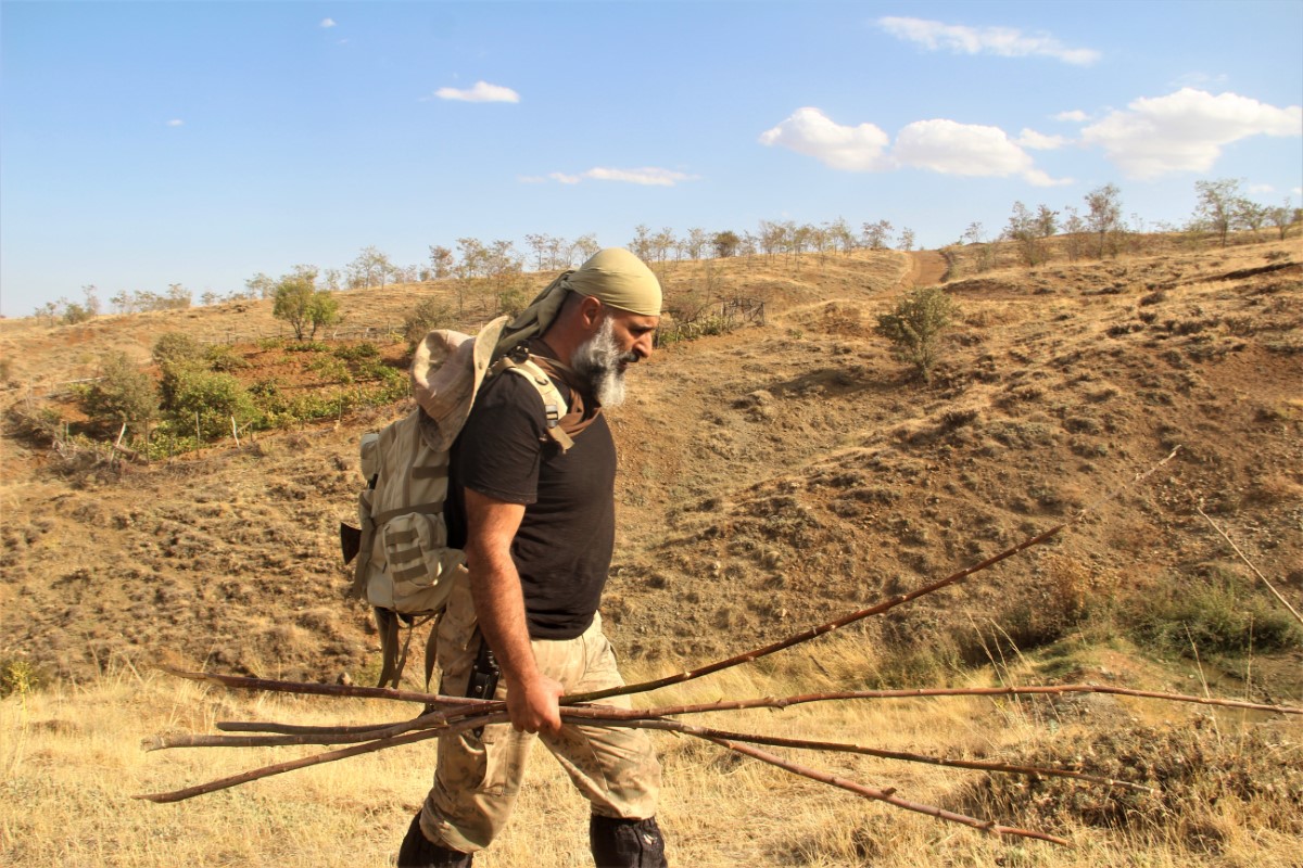 Şehrin gürültüsü, yoğunluğu ve stresinden bıktı, kendini dağlara bıraktı
