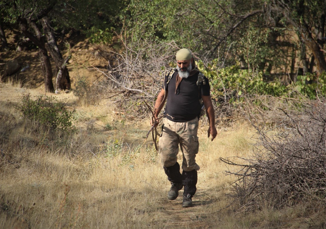 Şehrin gürültüsü, yoğunluğu ve stresinden bıktı, kendini dağlara bıraktı