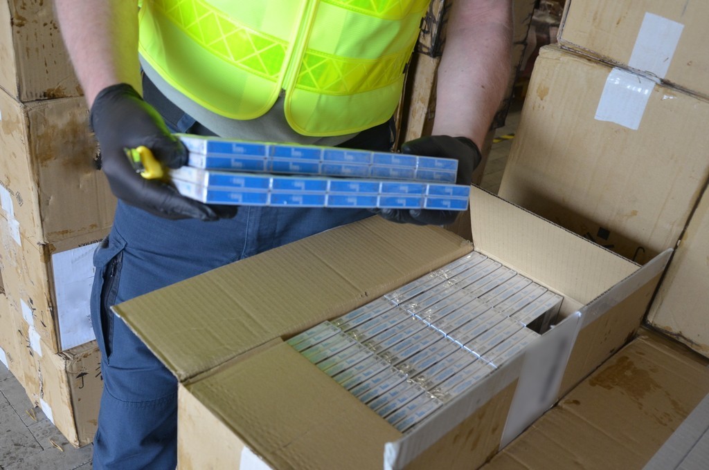 Polonya'da reçine taşıyan tanklara gizlenmiş 121 bin paket sigara ele geçirildi
