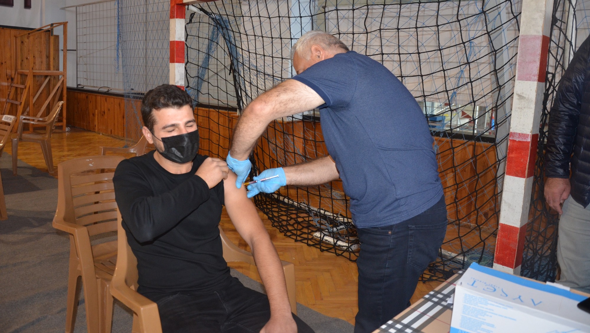 Liseliler okulda aşı oldu