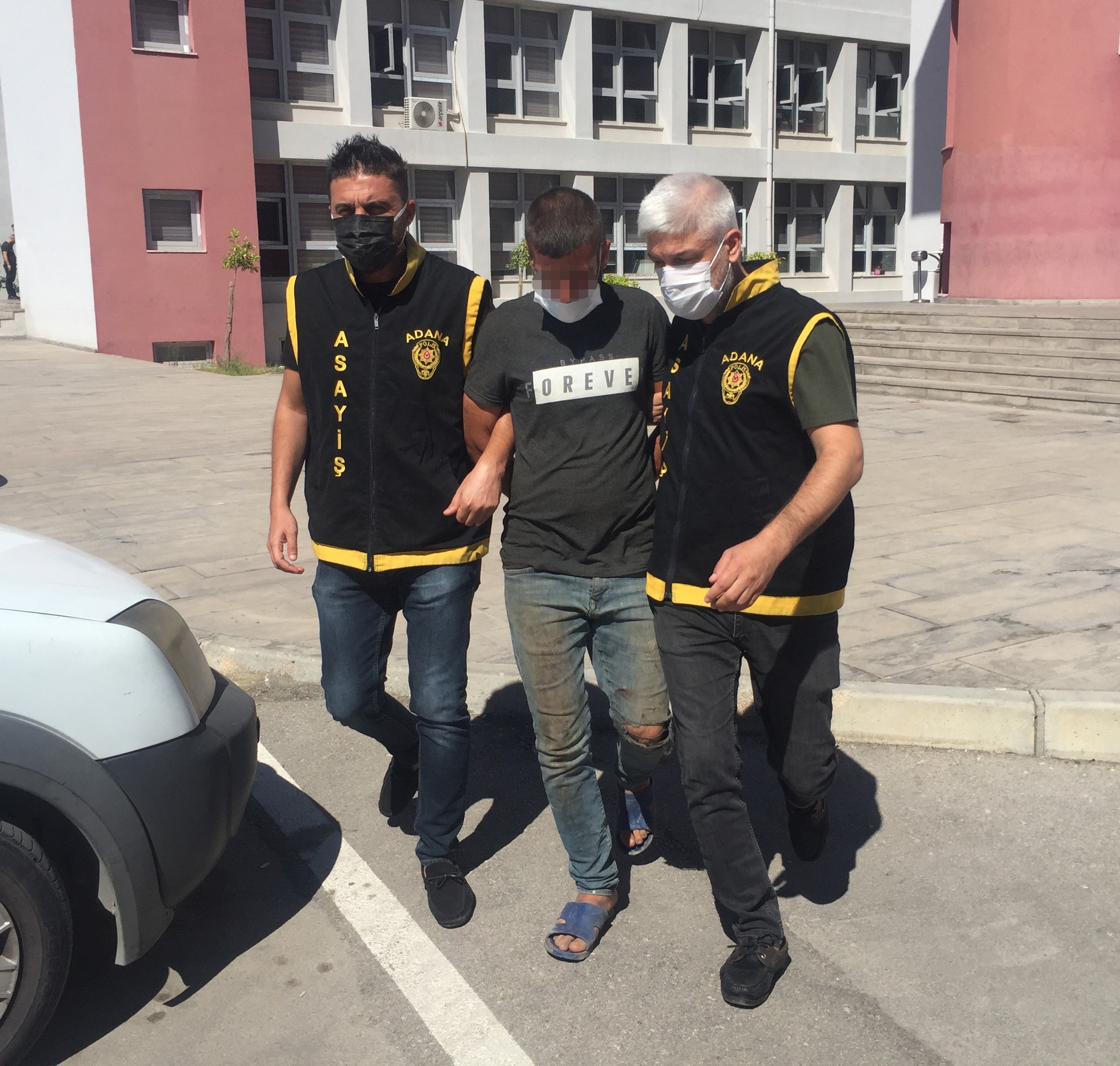 Taşla market camını kırıp hırsızlık yaptı