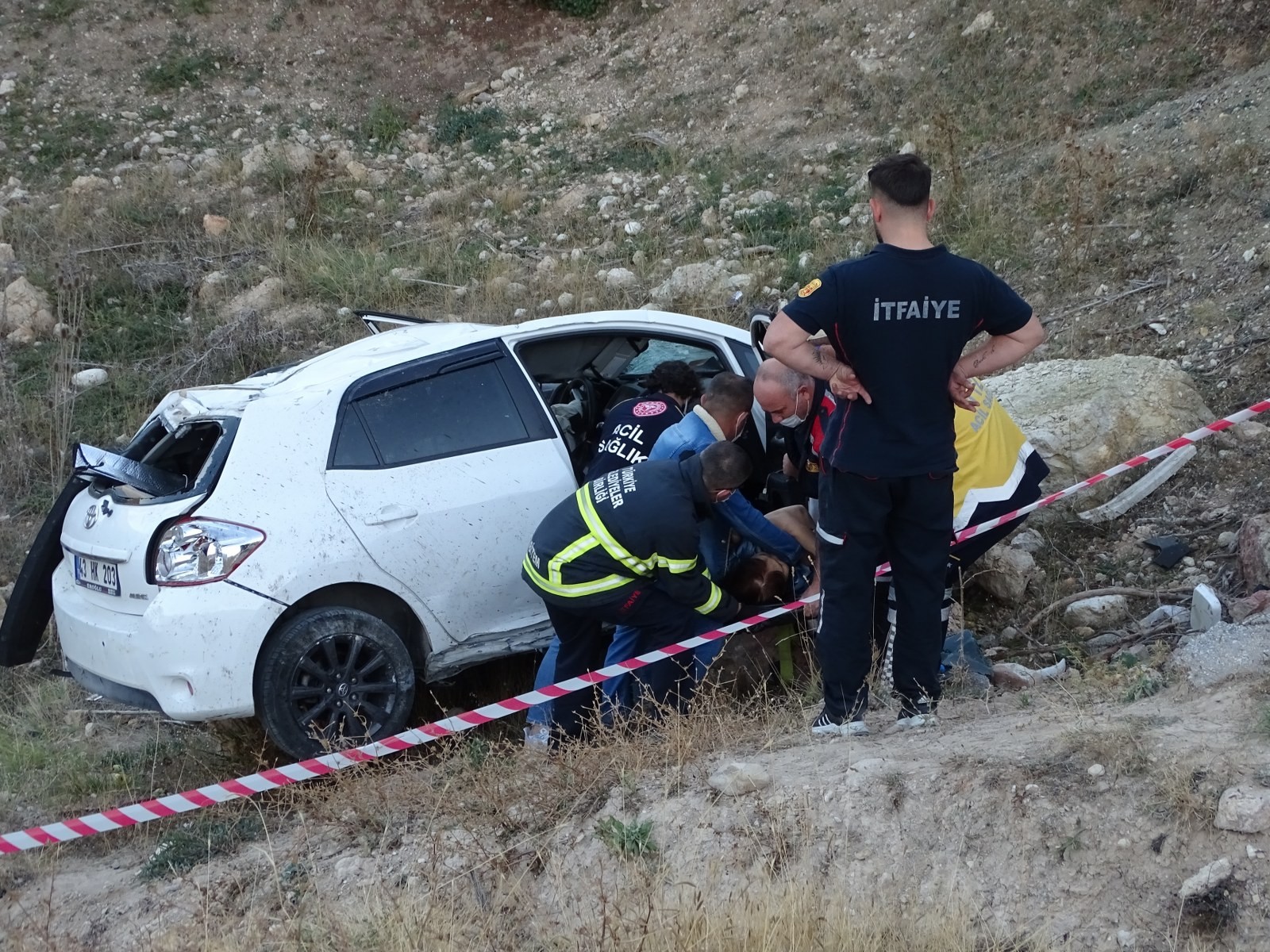 Hisarcık'ta otomobil uçuruma yuvarlandı: 1 ölü, 1 yaralı