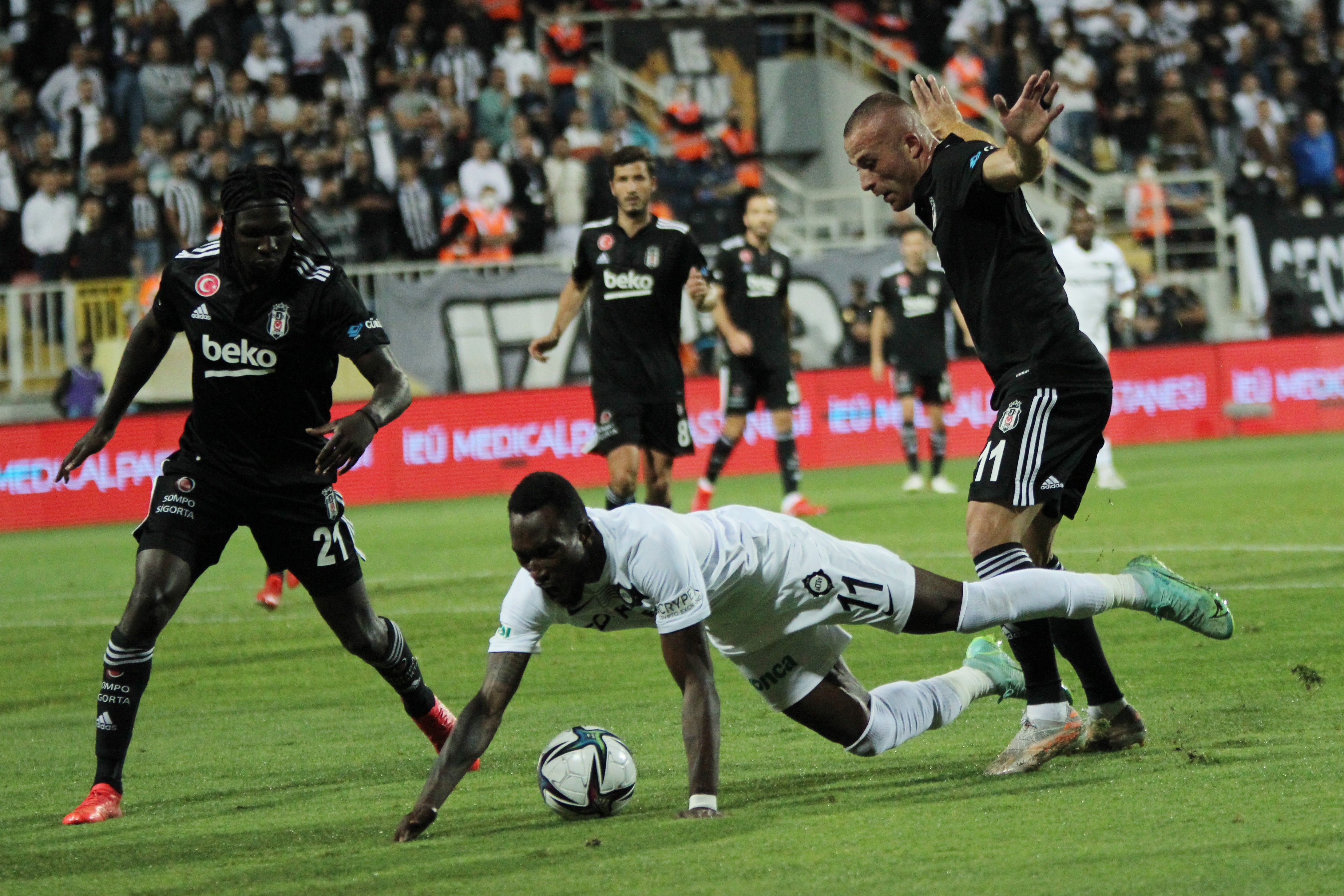 Altay, Beşiktaş'ı devirip liderliğe yükseldi!