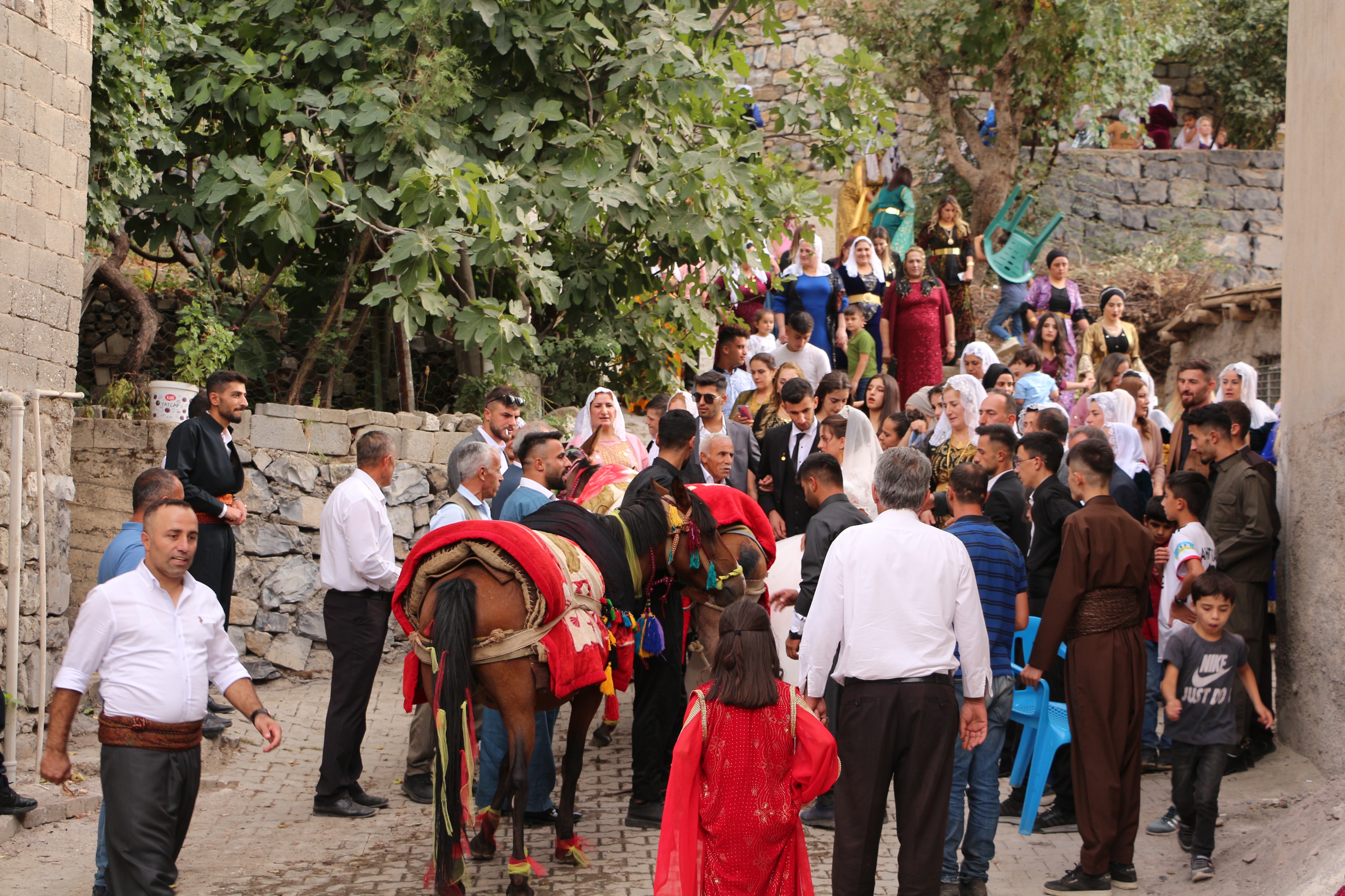 Uzun araç kuyrukları yerine gelin bindirildiği at ile damat evine götürüldü