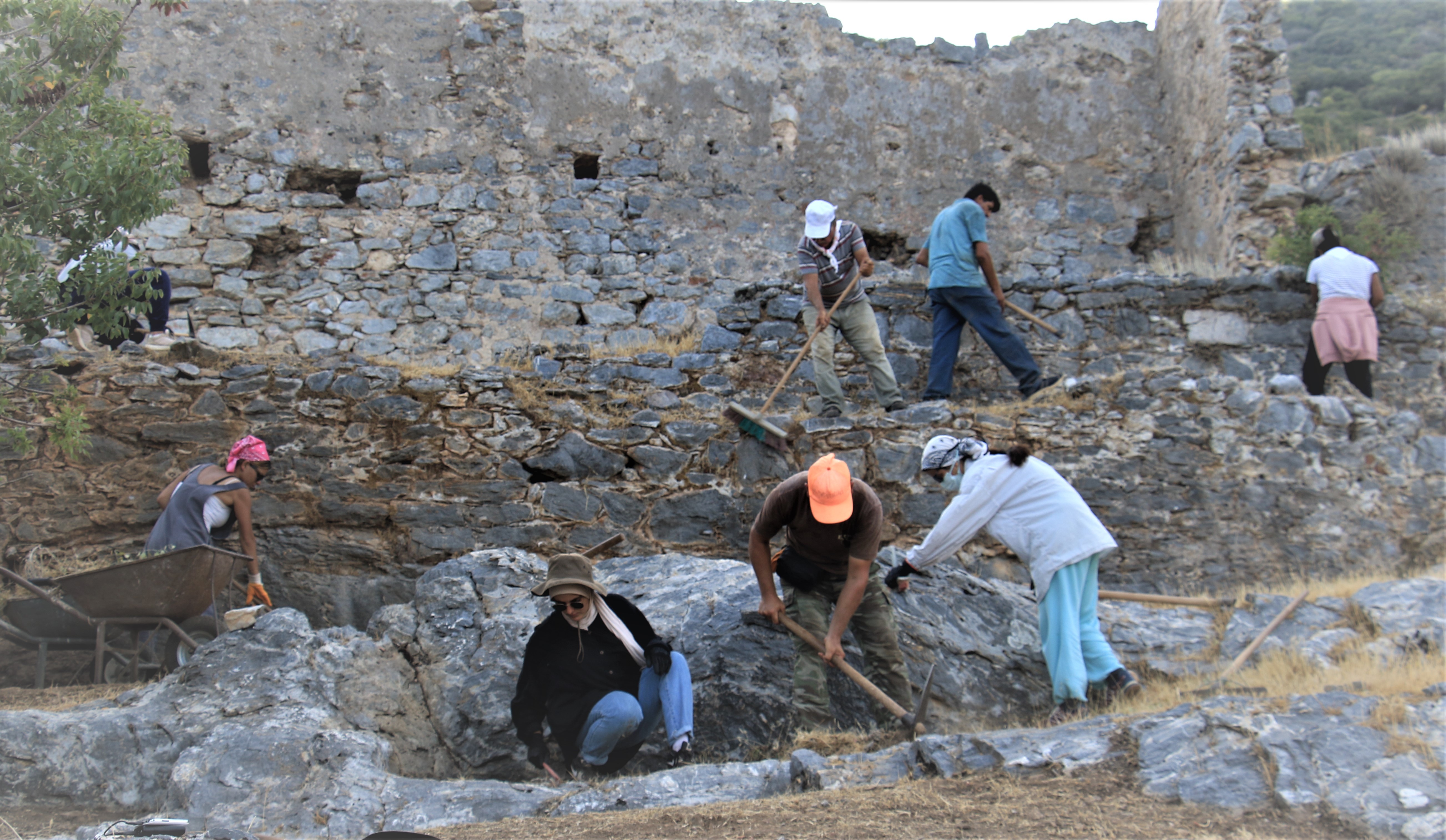 Antik kent Anemurium’da bir mezarda 2 bin yıllık 4 insan iskeleti bulundu
