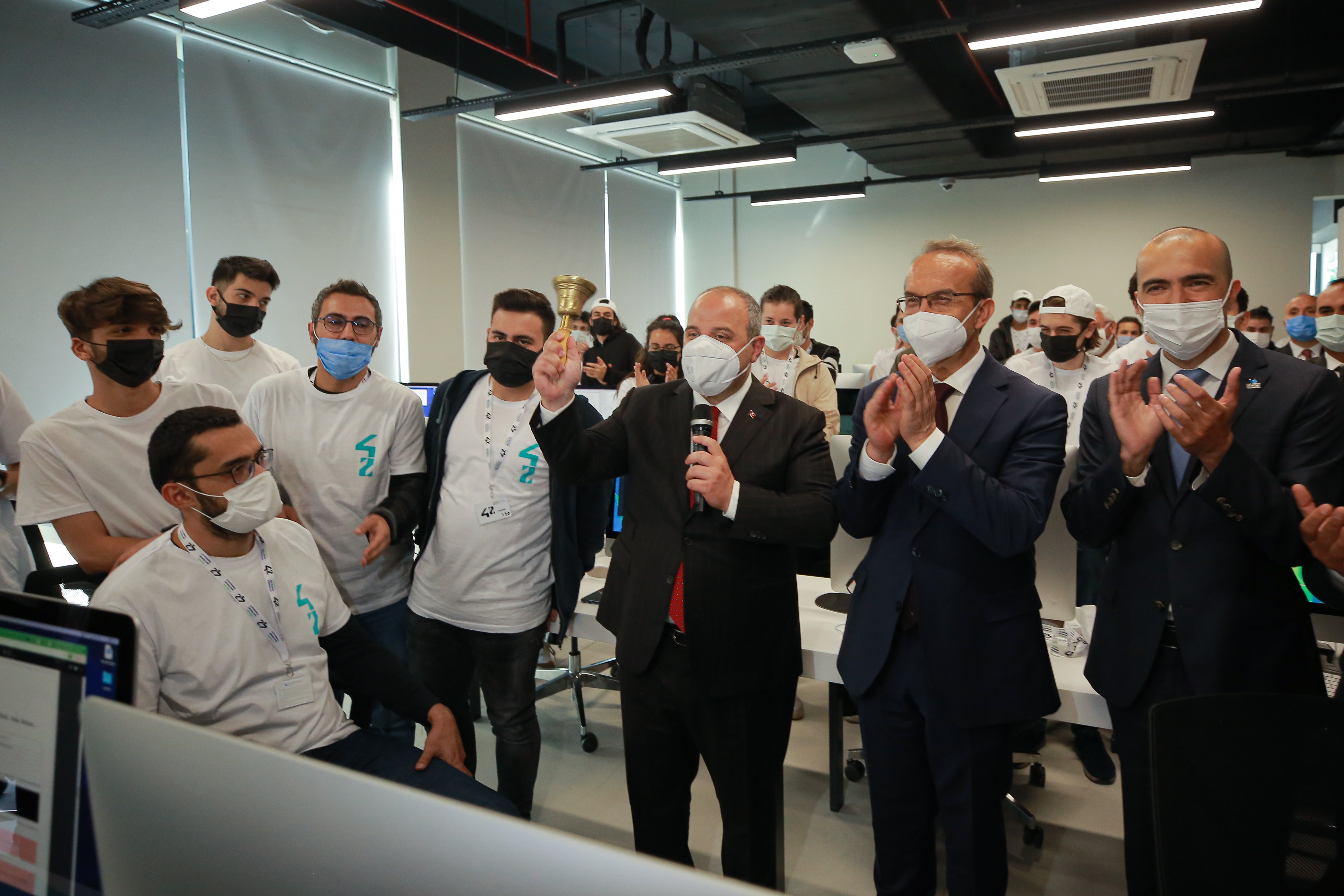 Öğretmensiz ve iş garantili yazılım okulunun ilk ders zili çaldı