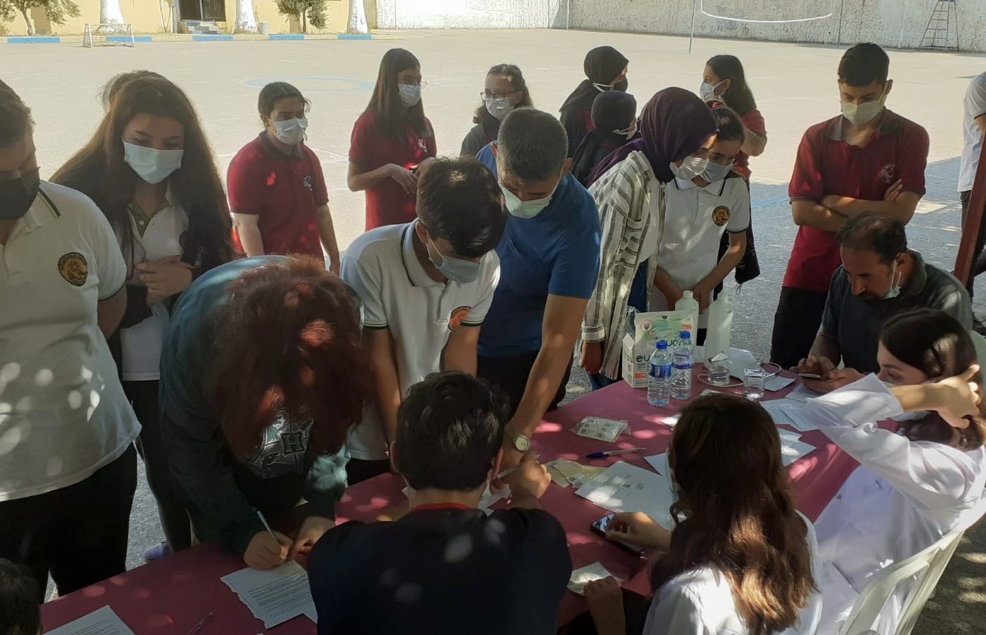 Okullarda aşı yapılan öğrenciler 15 dakika sonra derse katılabiliyor