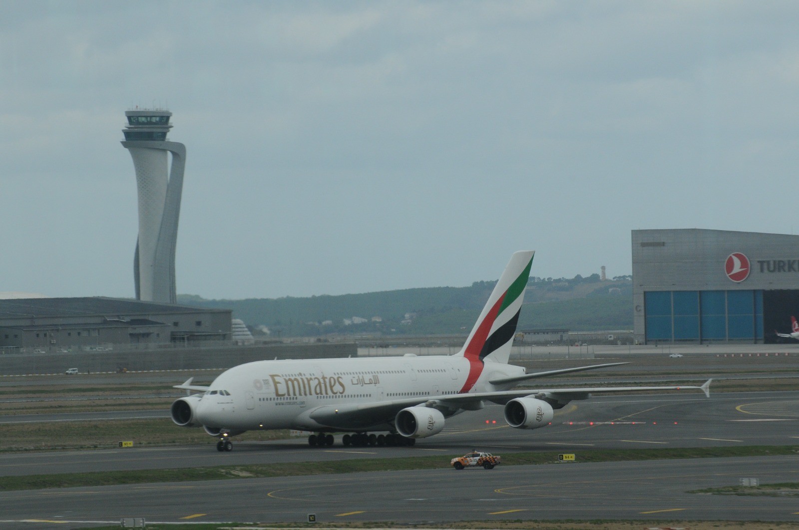 Dünyanın en büyük yolcu uçağıyla İstanbul Havalimanı'na ilk tarifeli uçuş