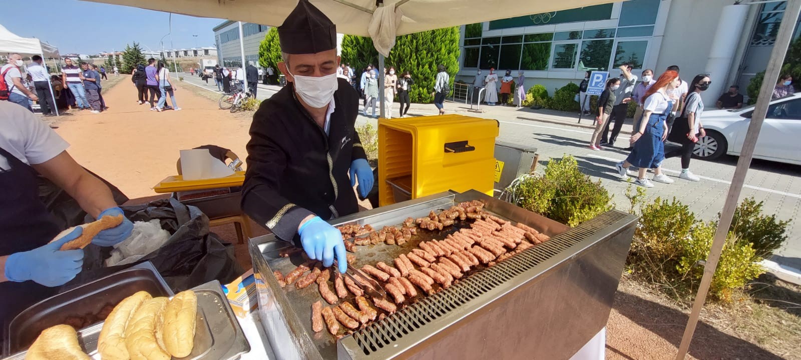 Bedava köfte ekmek kuyruğu