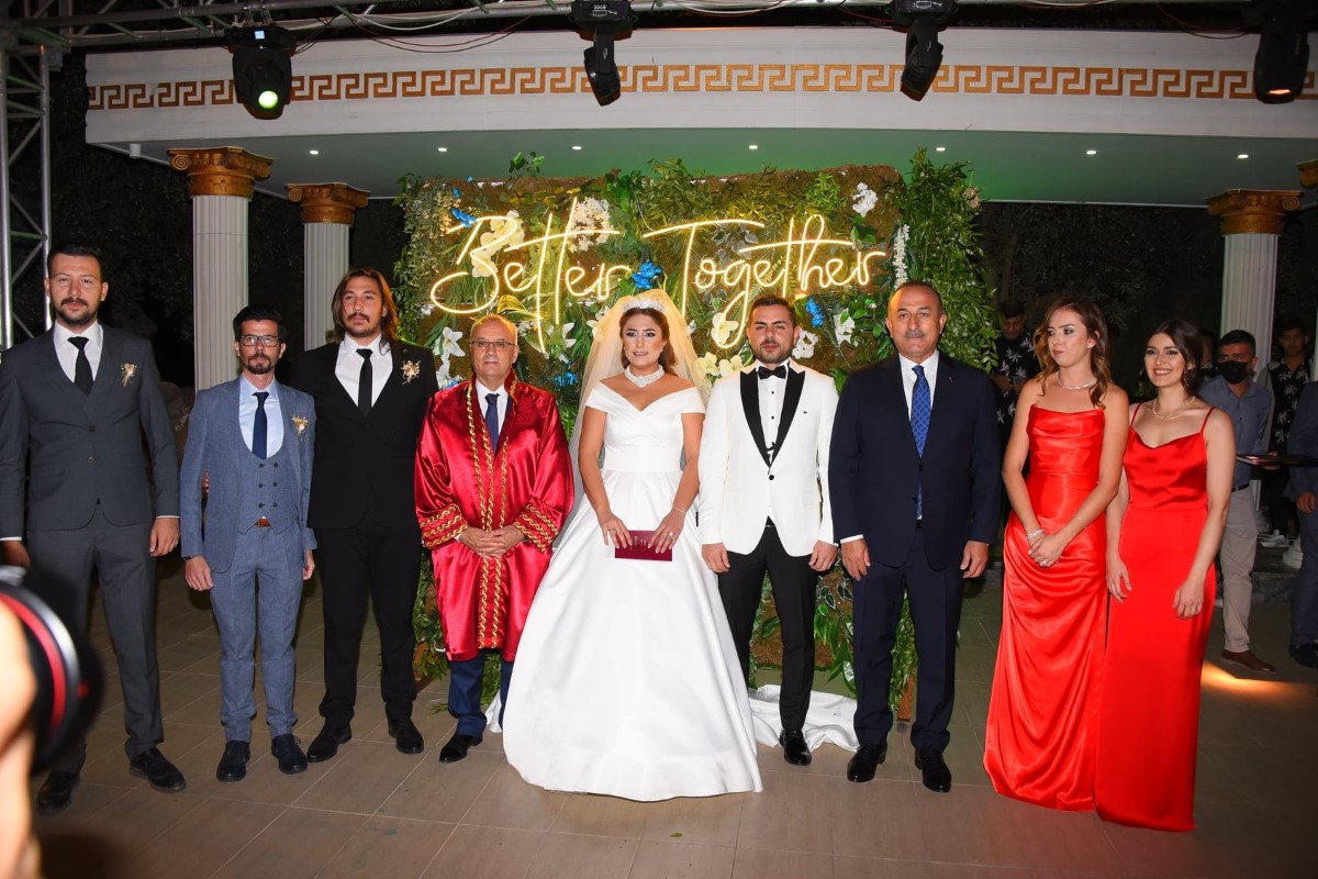 Bakan Çavuşoğlu, Manisa’da nikah şahidi oldu