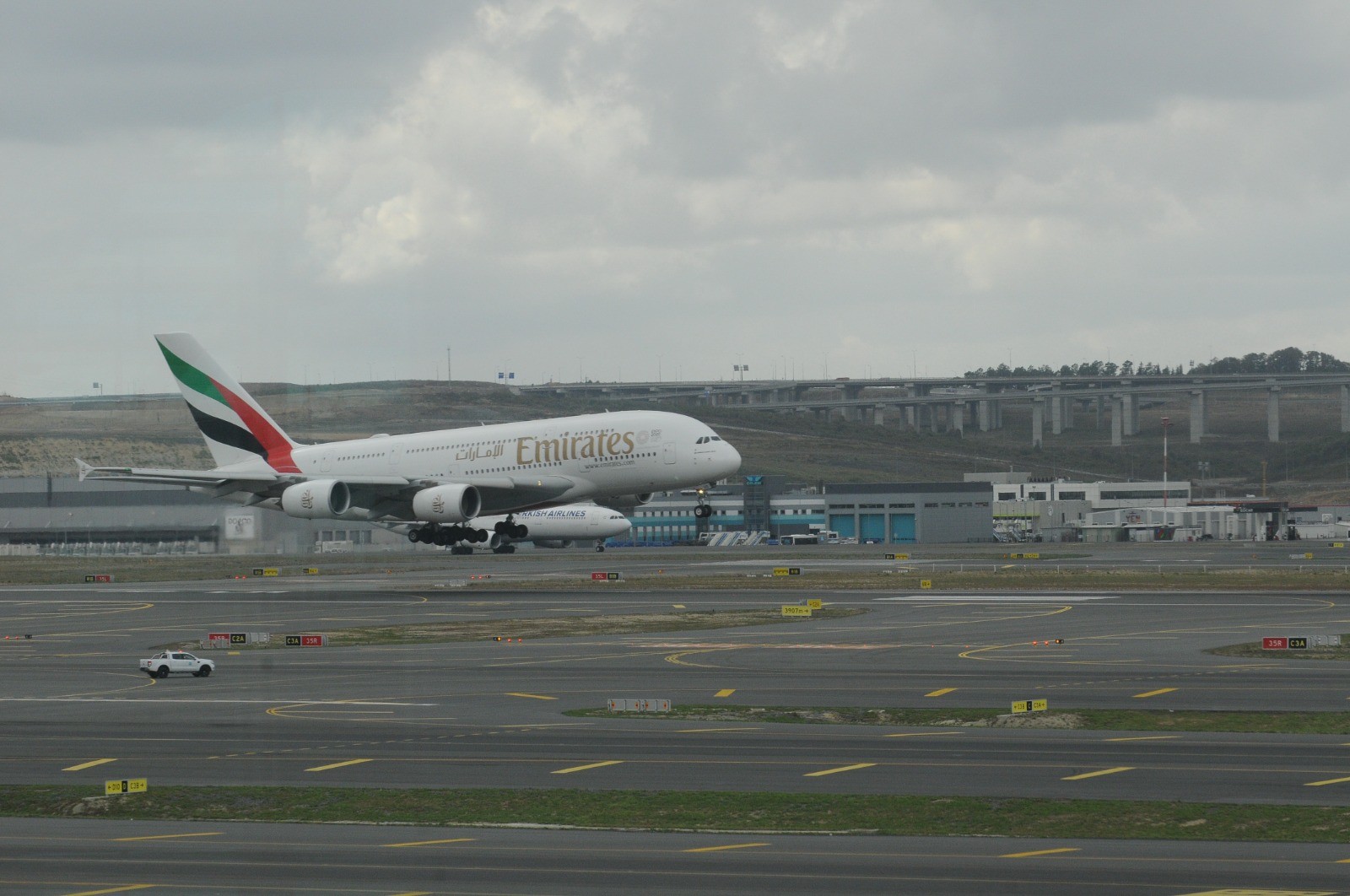 Dünyanın en büyük yolcu uçağıyla İstanbul Havalimanı'na ilk tarifeli uçuş