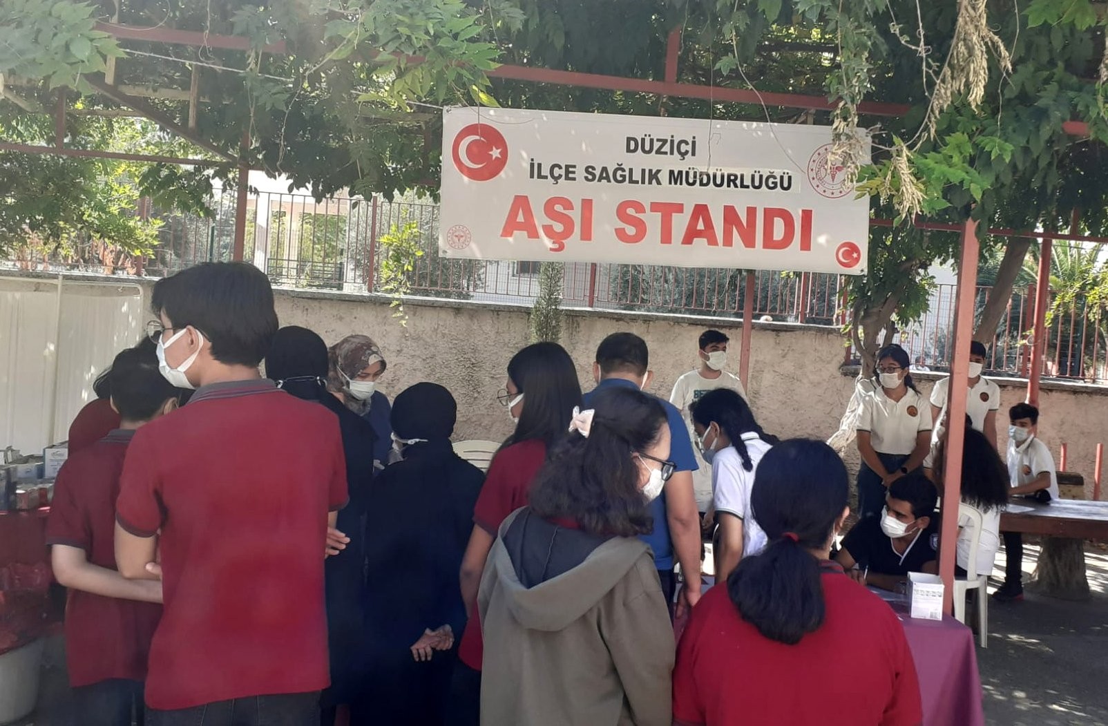 Okullarda aşı yapılan öğrenciler 15 dakika sonra derse katılabiliyor
