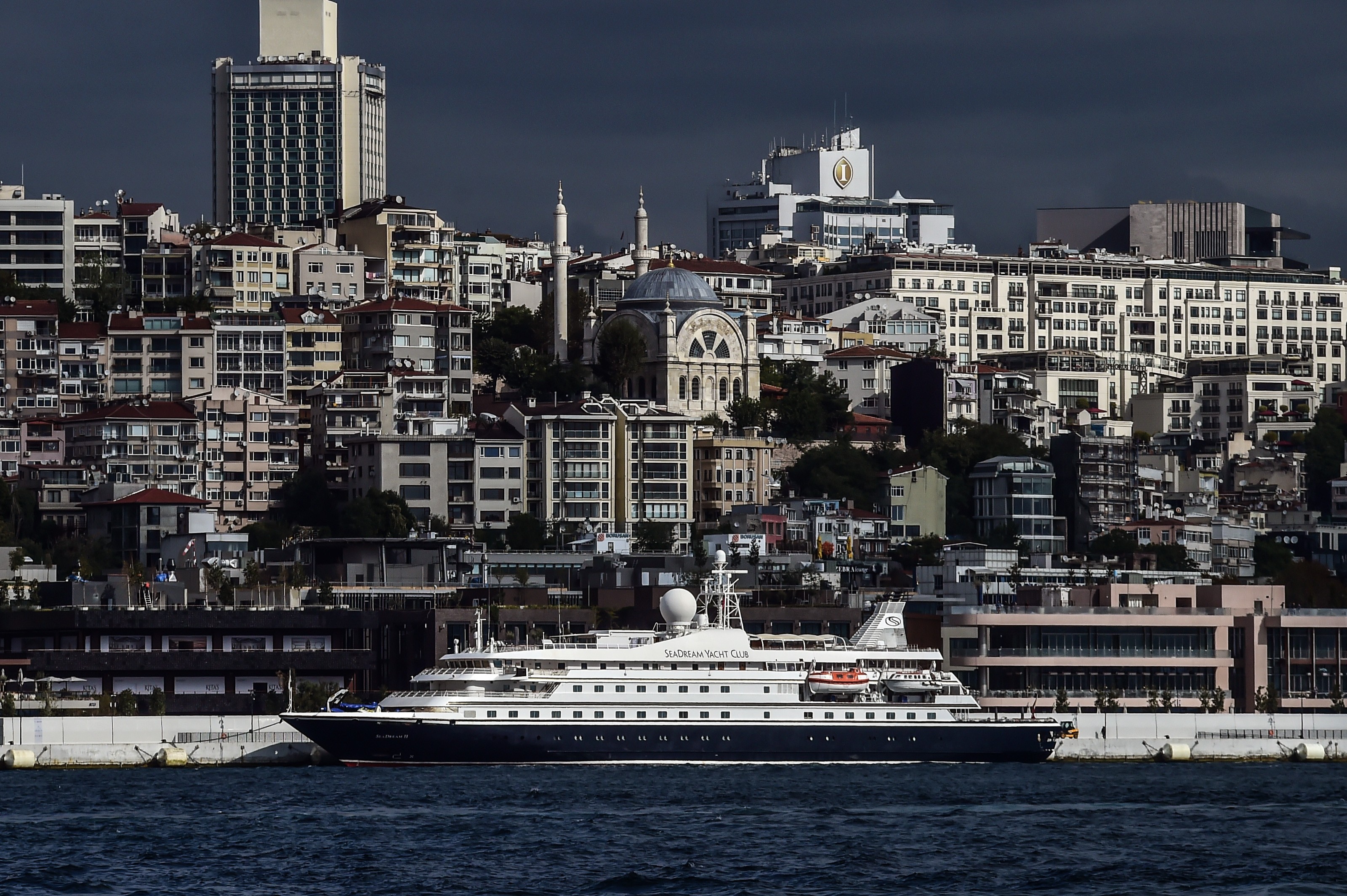 Galataport İstanbul ilk yolcu gemisini dünyanın tek yer altı kruvaziyer terminalinde ağırlıyor